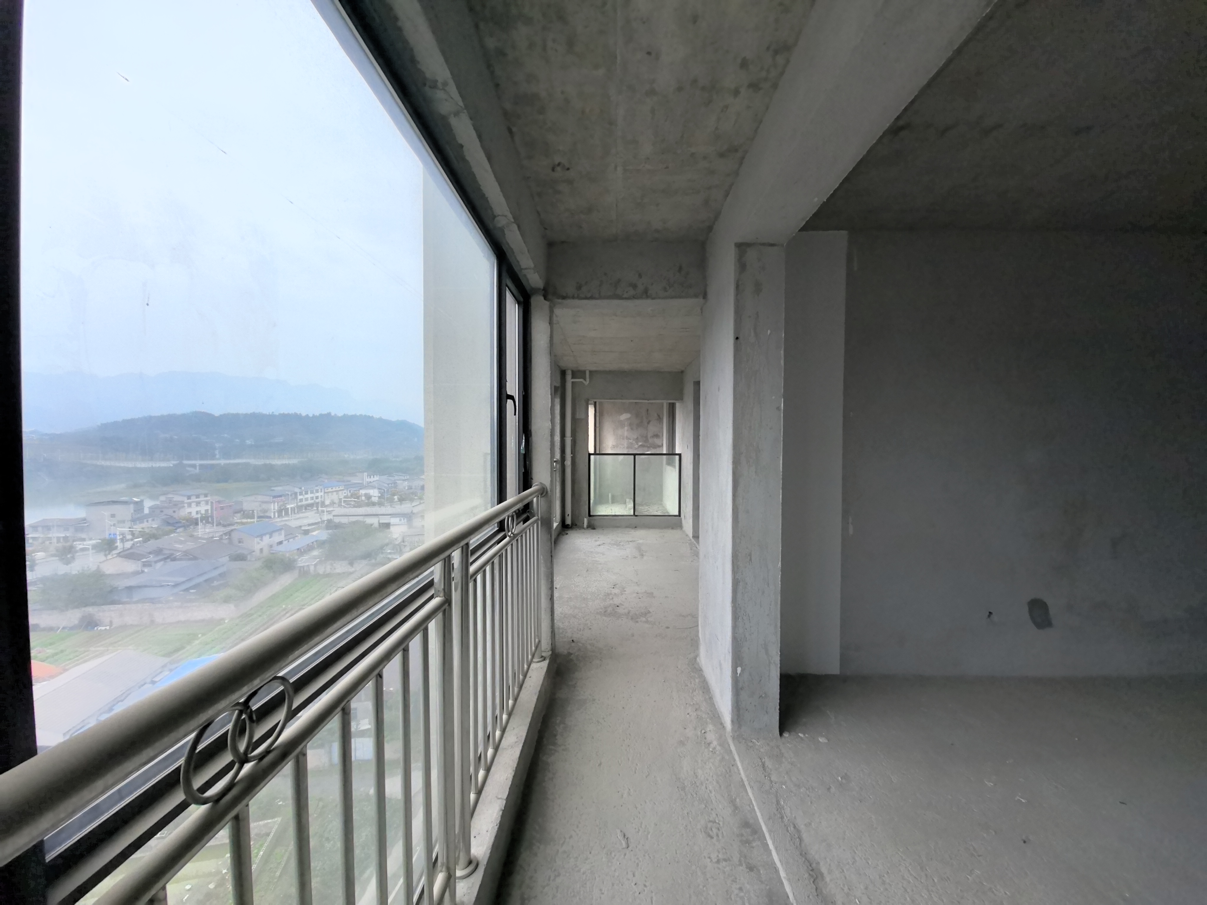 山水印象澜庭 4室2厅2卫 135.0万 山水印象澜庭 4室2厅2卫 135.0万客厅