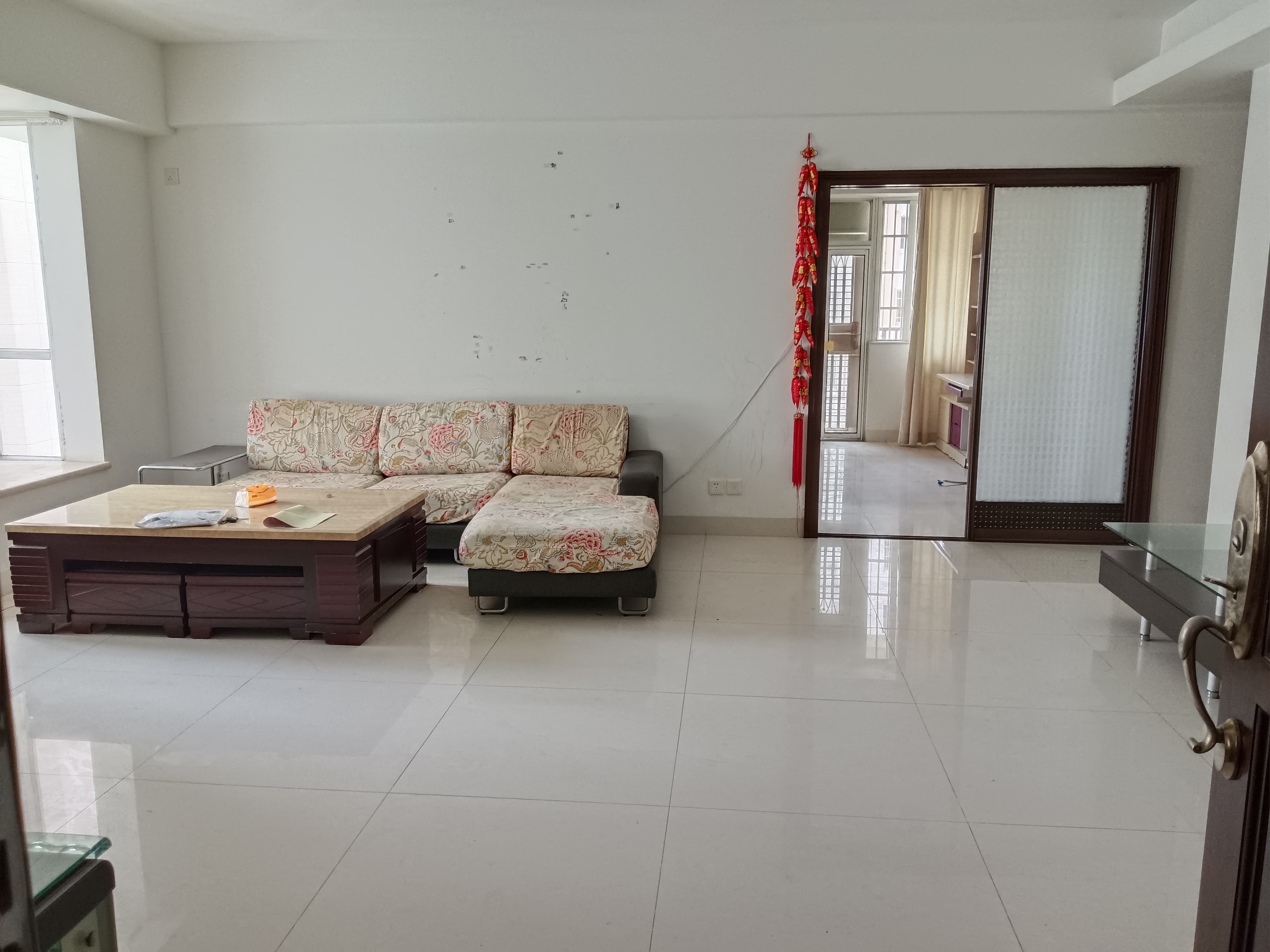 金山广场 2室2厅1卫 2300.0元/月 金山广场 2室2厅1卫 2300.0元/月户型图