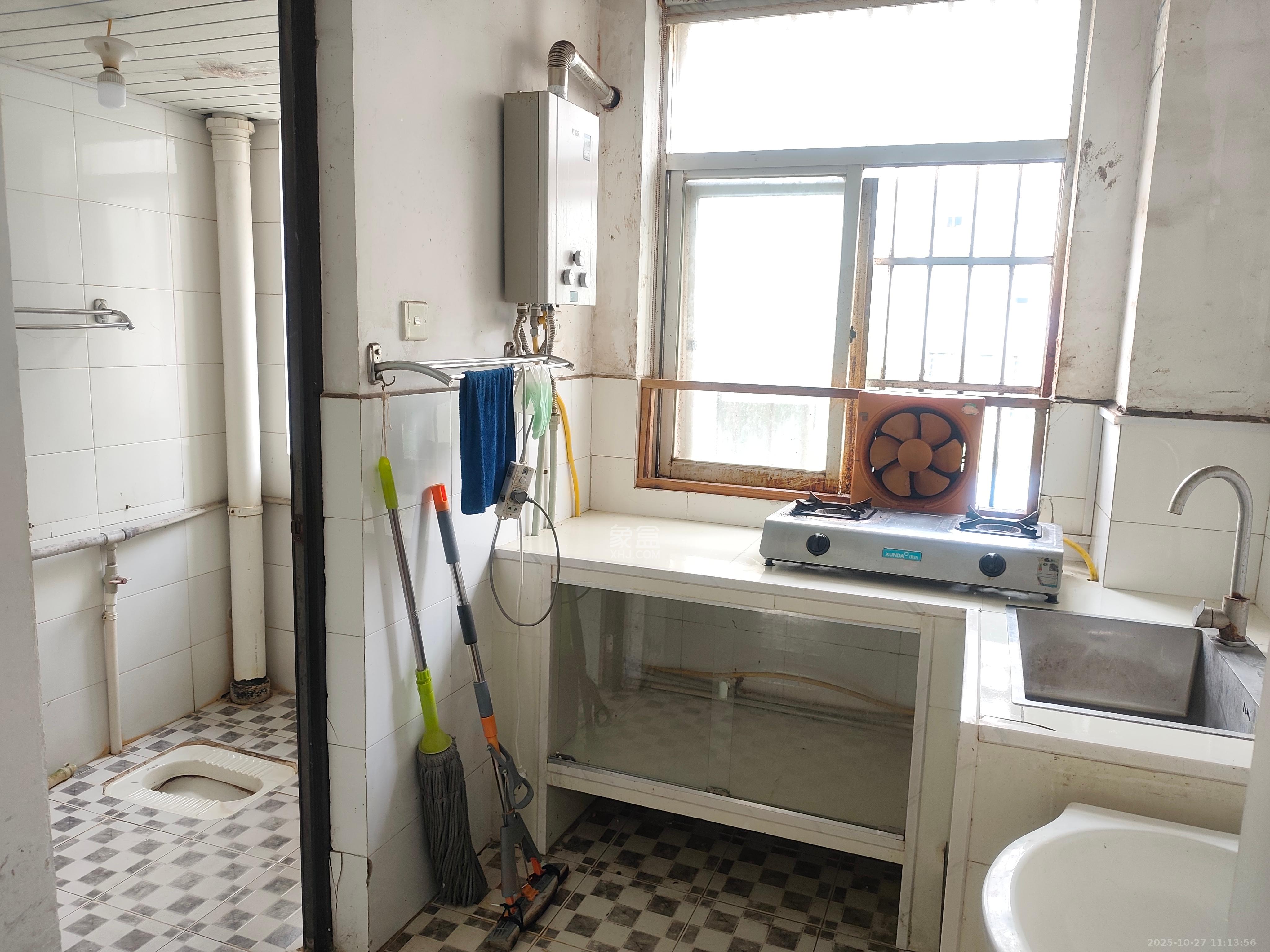 莲湖汽车饰品城(莲湖公寓)  1室1厅1卫    1500.0元/月 莲湖汽车饰品城(莲湖公寓)  1室1厅1卫    1500.0元/月室内图