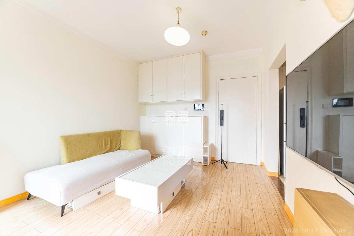 藏珑湖上国际花园  1室1厅1卫    43.0万 藏珑湖上国际花园  1室1厅1卫    43.0万客厅