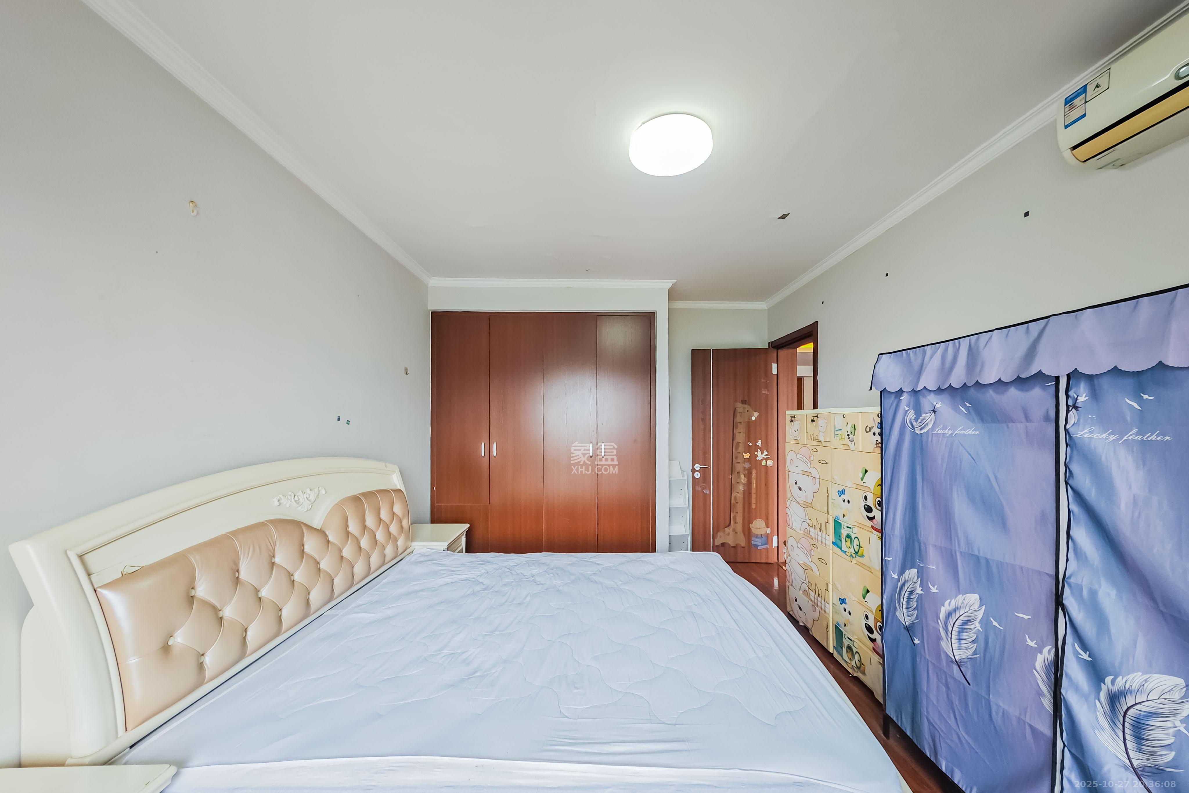 万科金域华府一期  3室2厅1卫    105.0万客厅