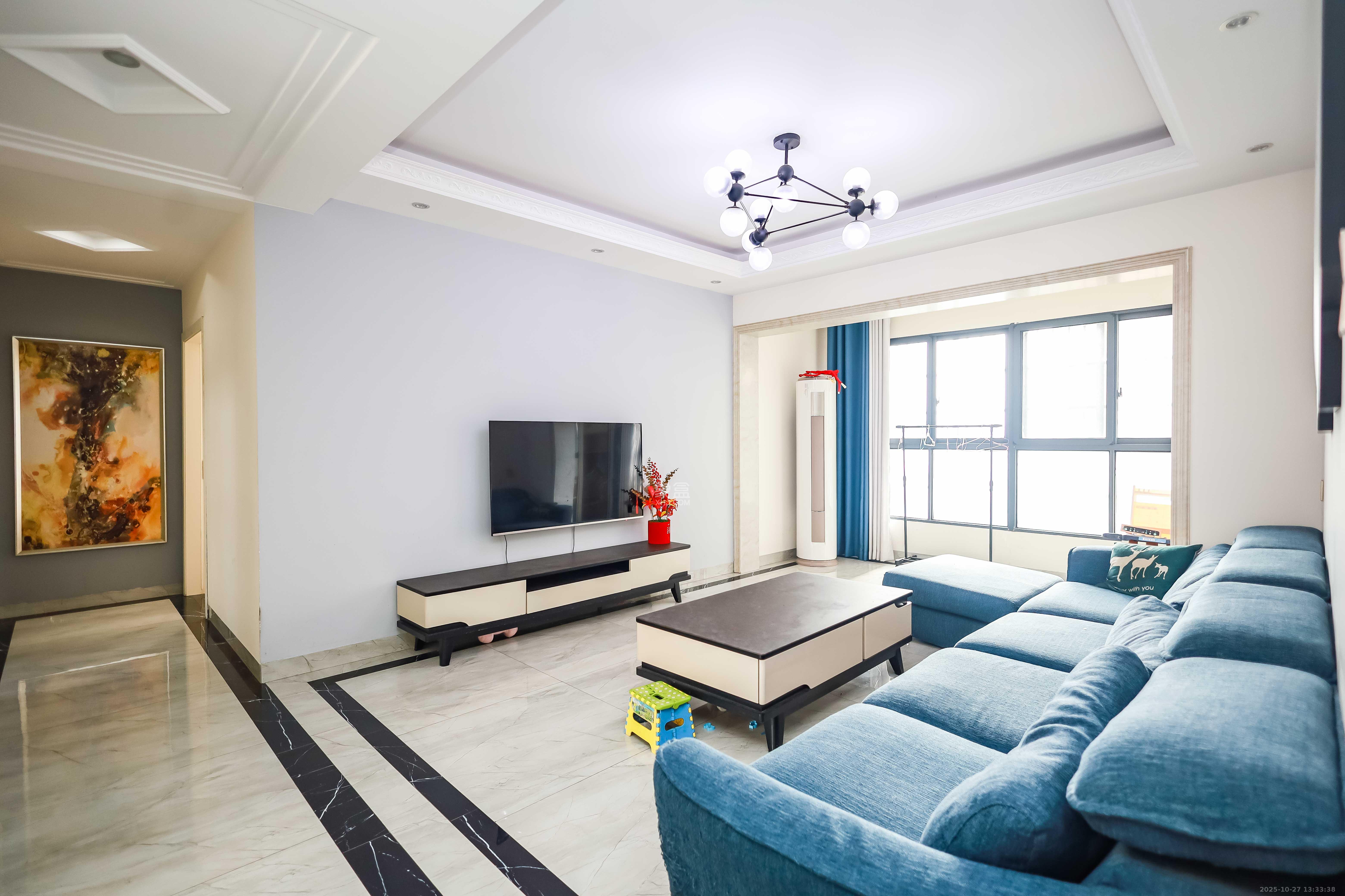 天麓尚层  3室2厅2卫    88.0万客厅