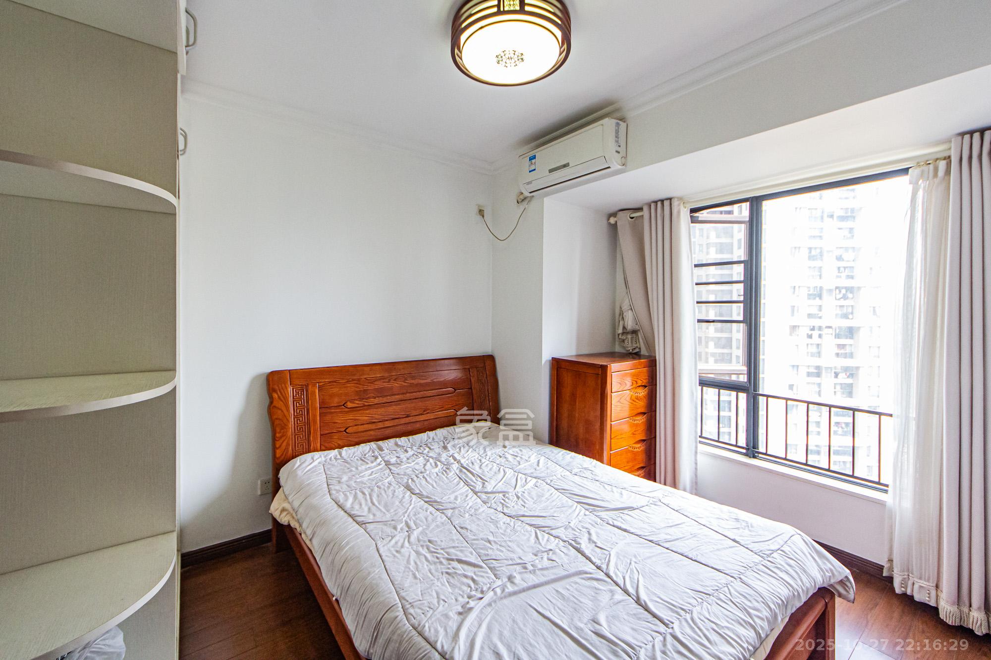 万科城  4室2厅2卫    129.0万卧室