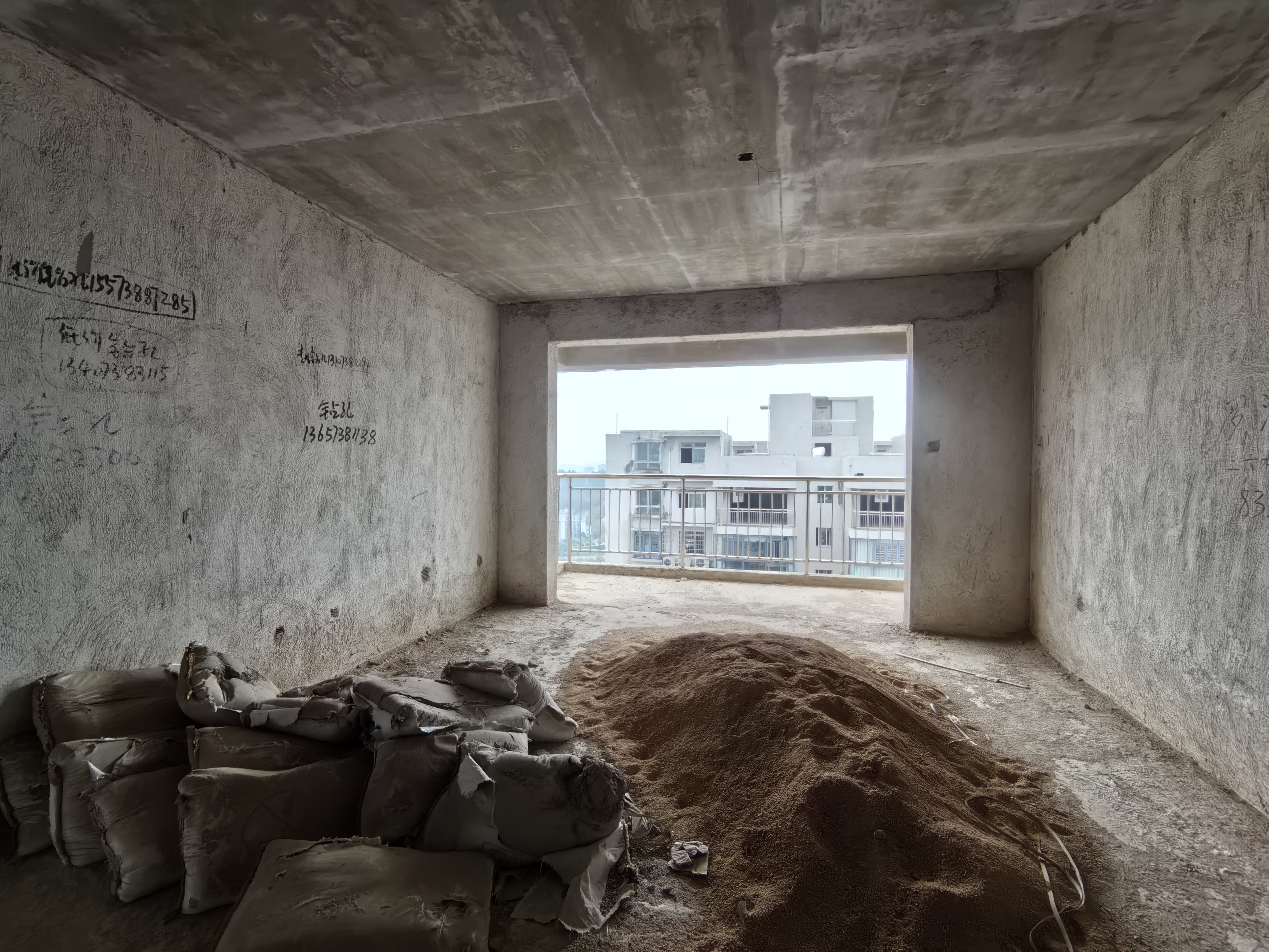 龙凤东宫  5室2厅2卫    69.8万客厅