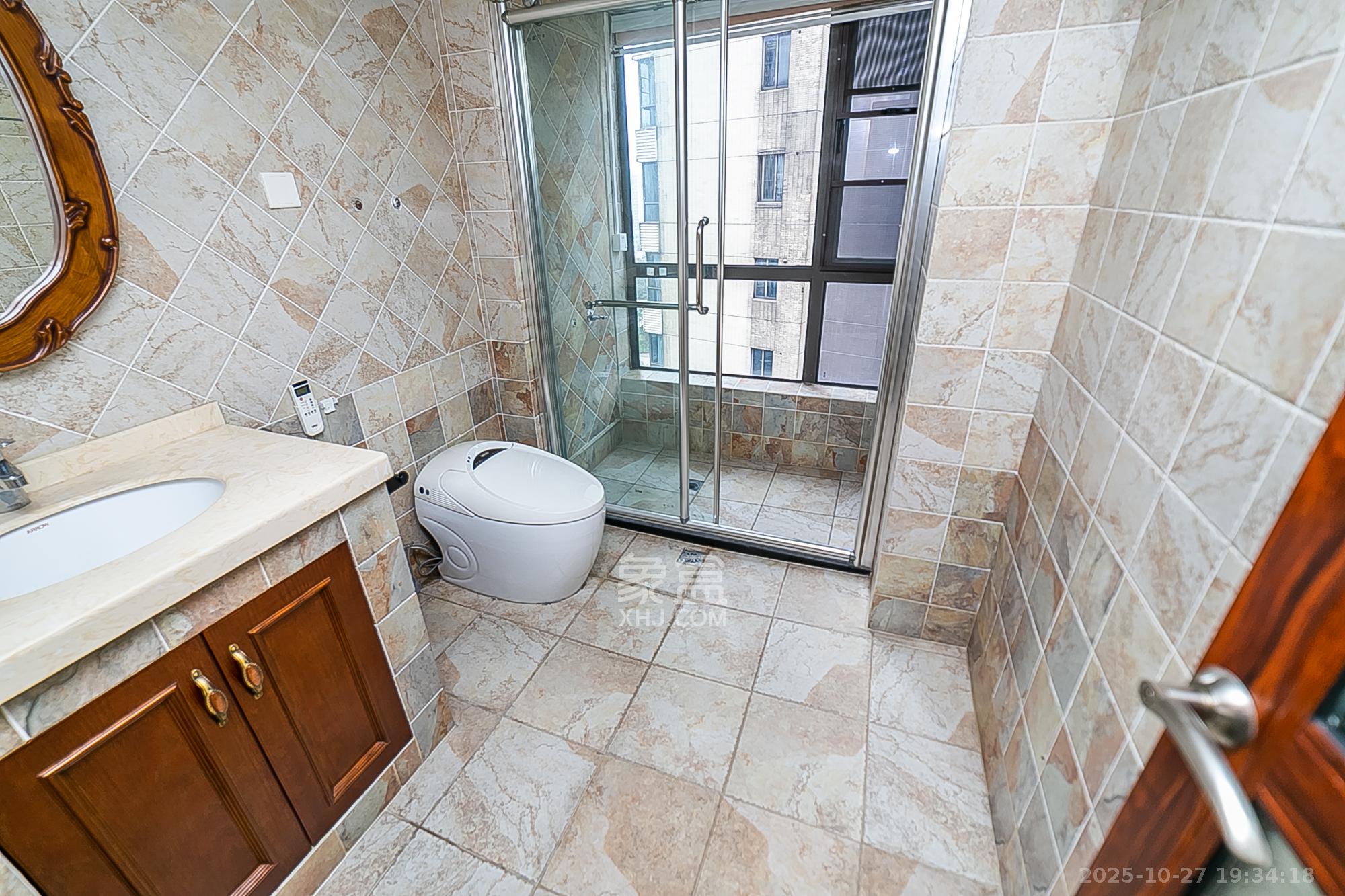 通用时代国际社区  4室2厅1卫    165.0万卫生间