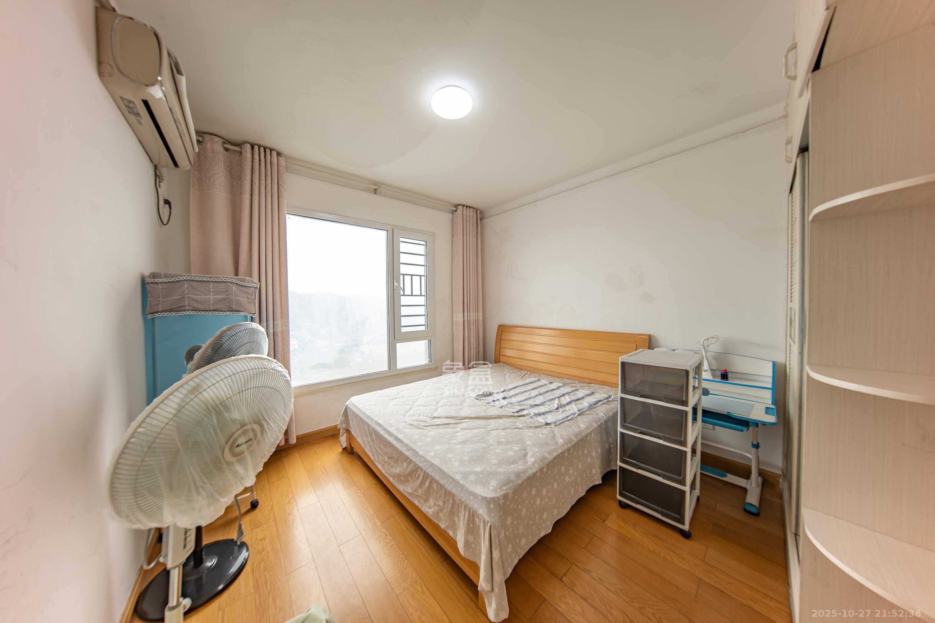 中海国际四期  3室2厅2卫    90.0万卧室