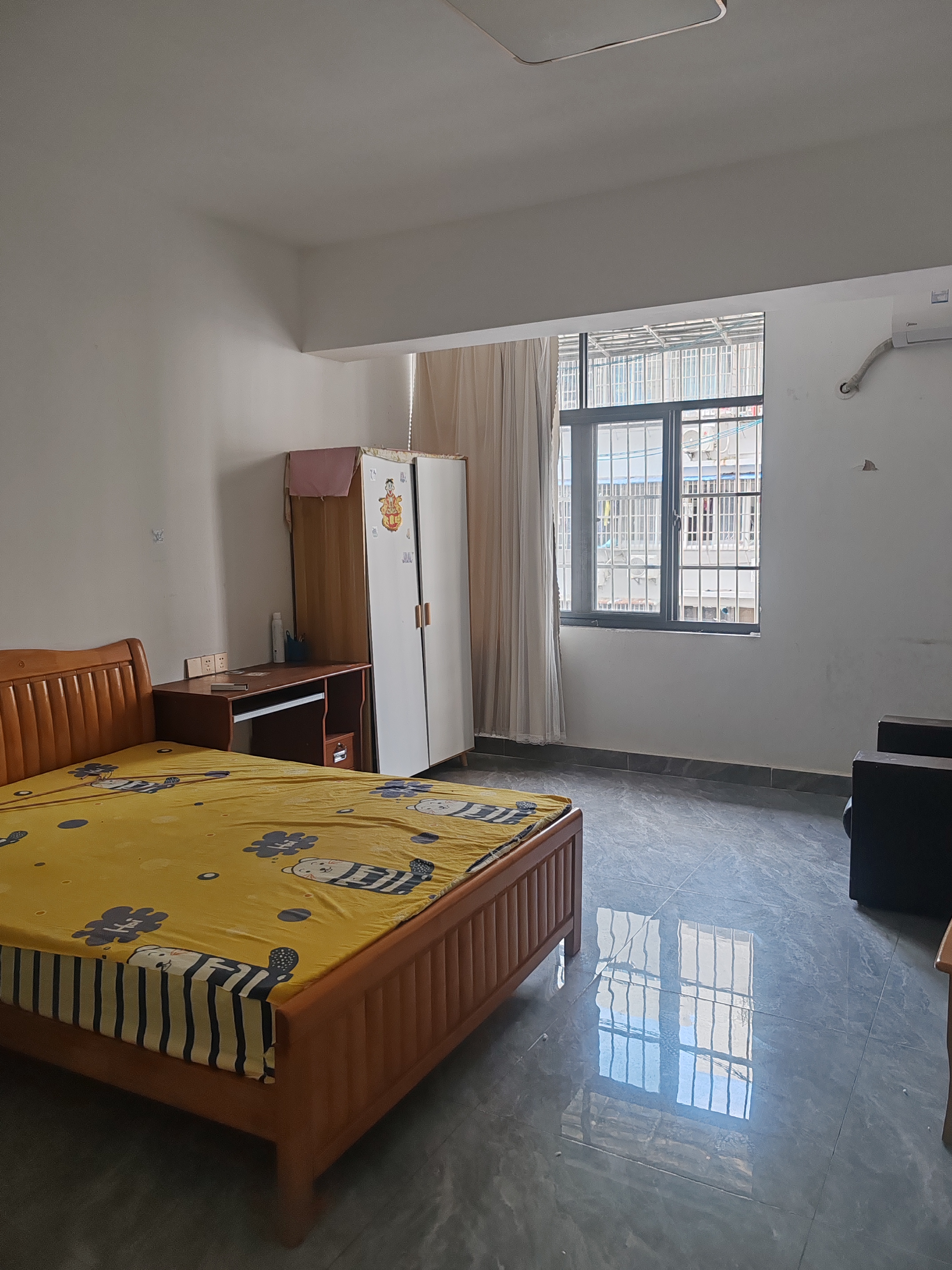 红玫瑰大厦  3室1厅1卫    1800.0元/月室内图