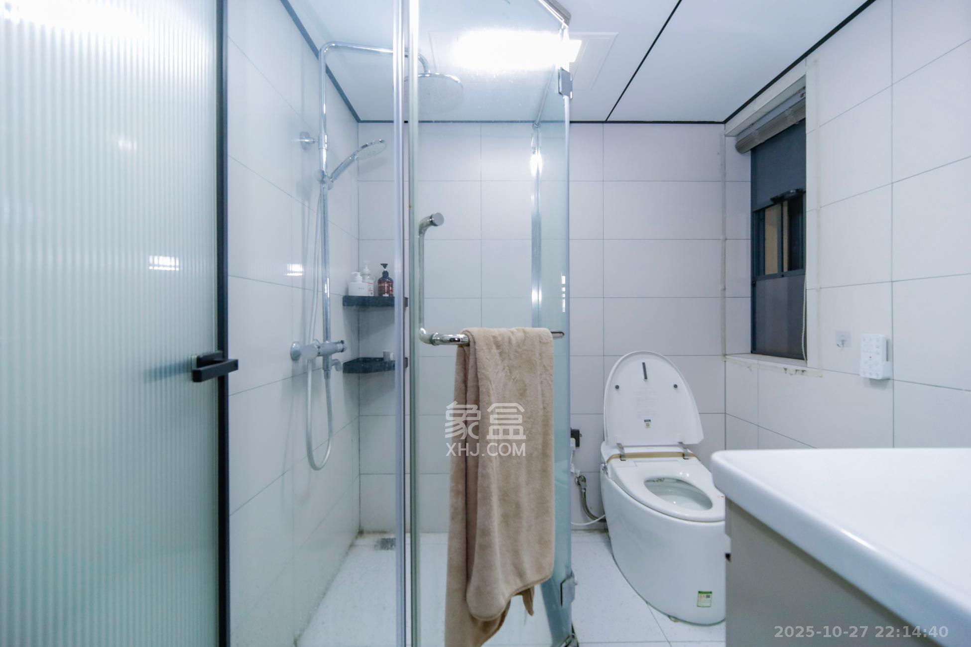 华润翡翠府  3室2厅2卫    138.0万卫生间