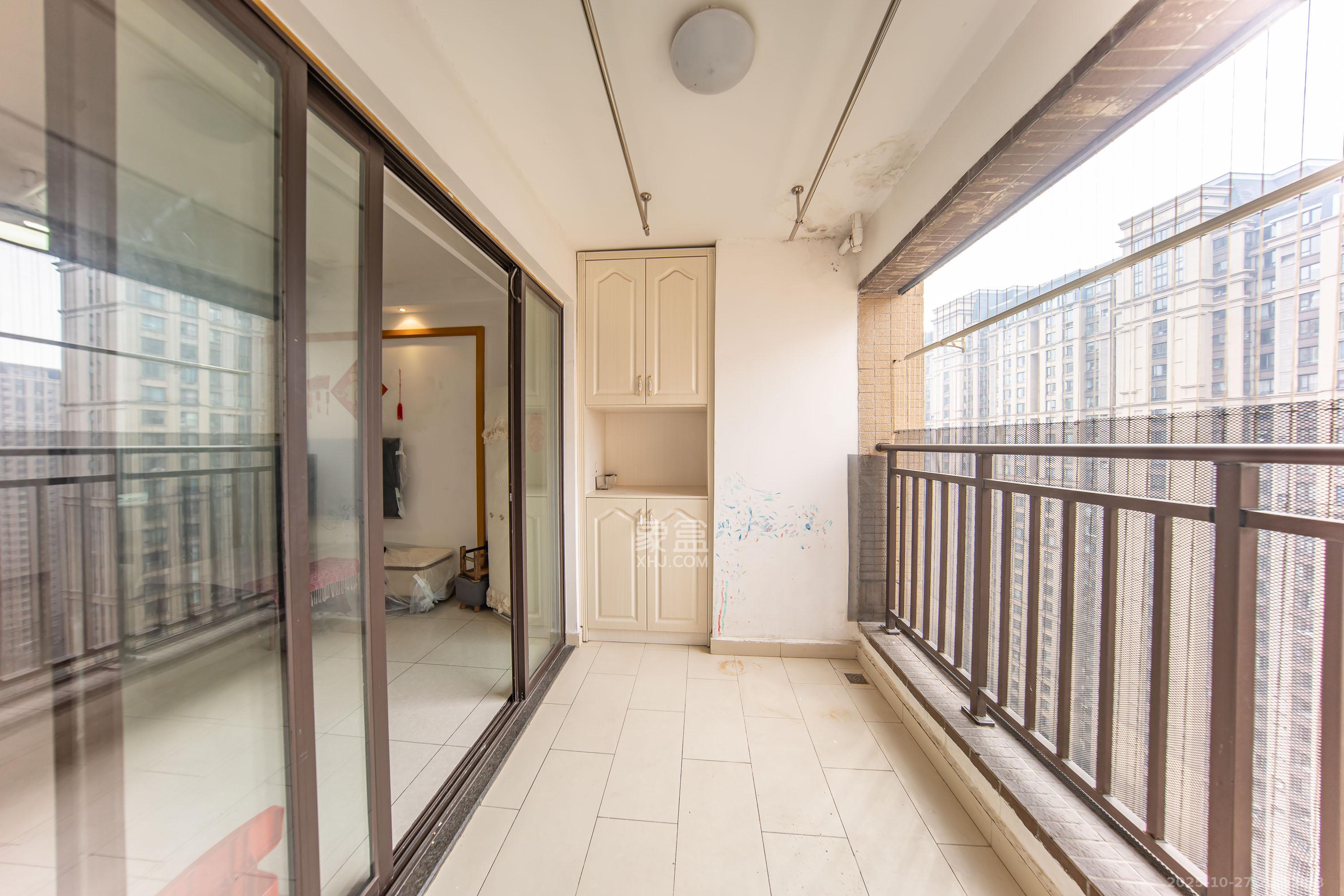 中海国际四期  3室2厅2卫    90.0万阳台