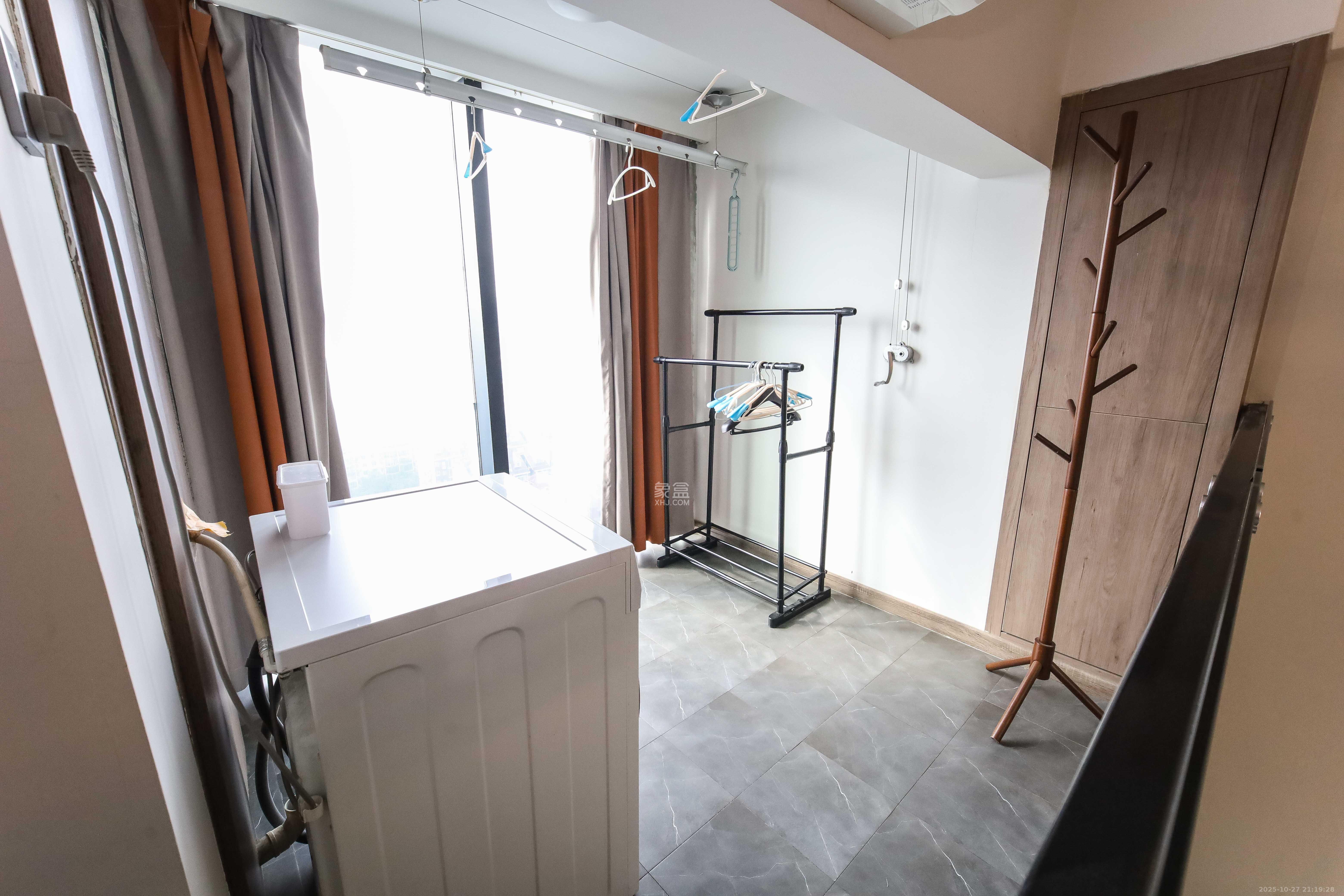 东盈商业广场（华泉城市广场）  1室1厅1卫    39.0万阳台