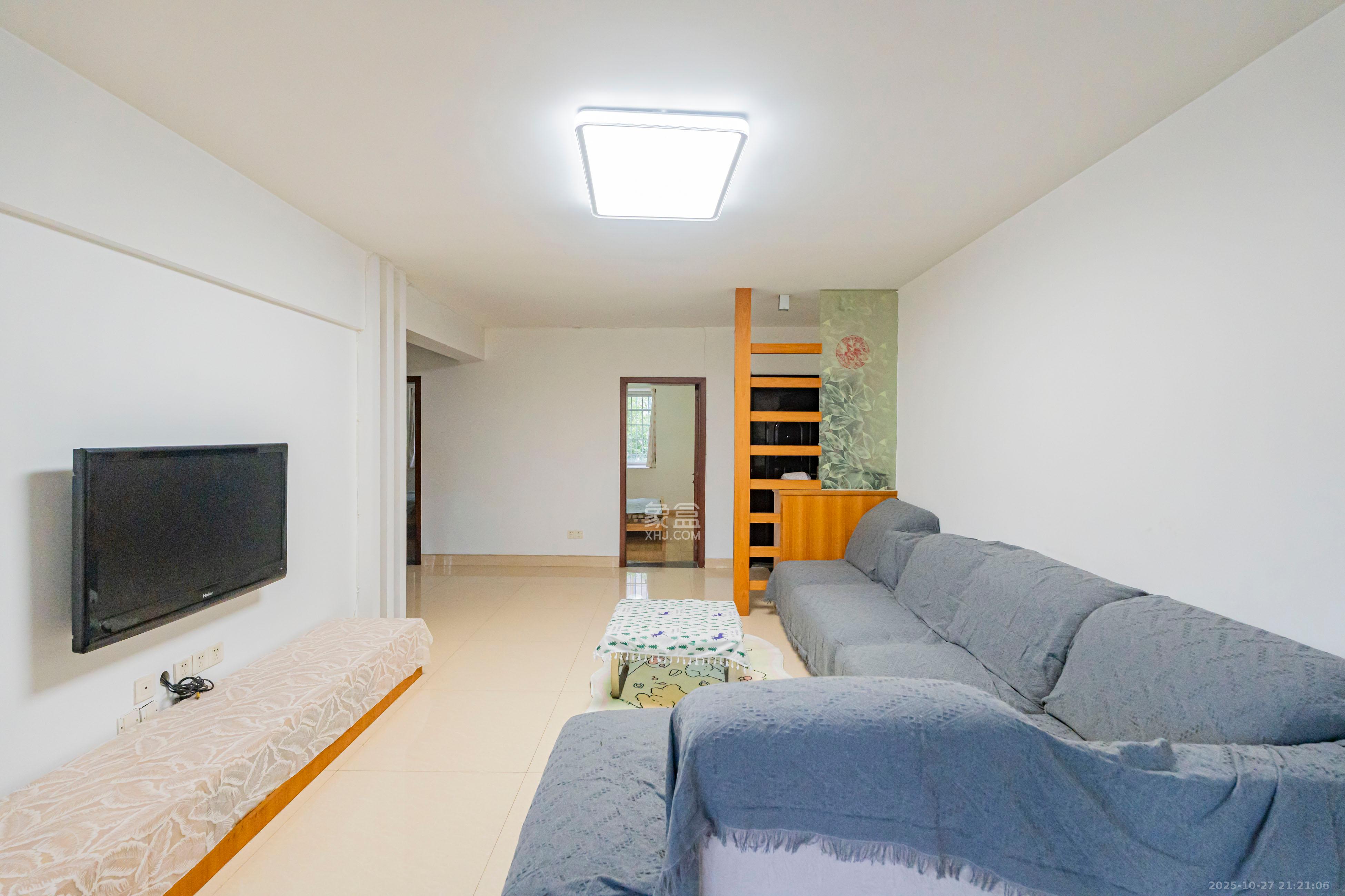 聚英阁  4室2厅2卫    86.0万客厅