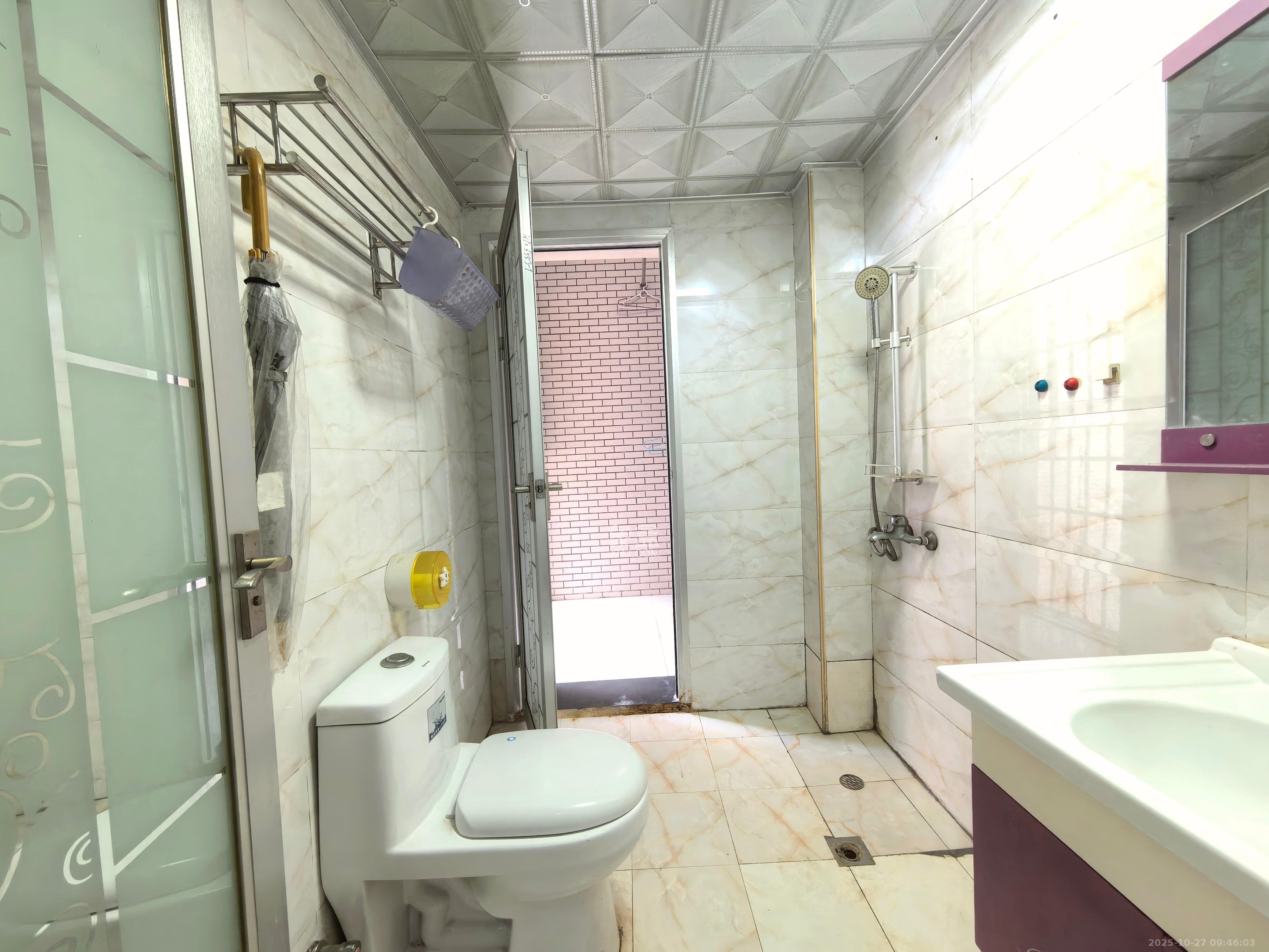 福满新城(新天安置小区) 3室2厅2卫 1700.0元/月 福满新城(新天安置小区) 3室2厅2卫 1700.0元/月室内图