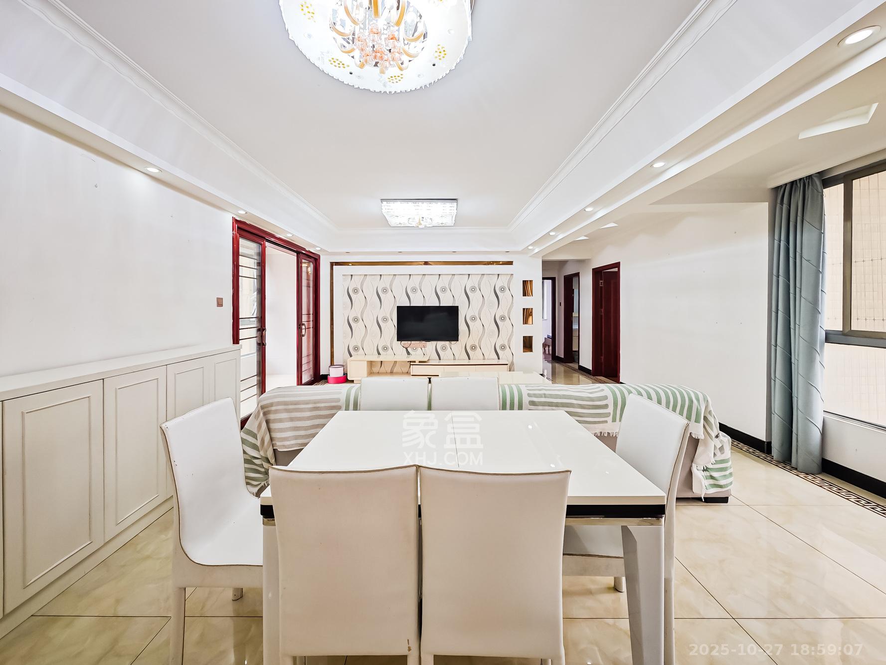 钱隆世家  3室2厅2卫    92.8万客厅