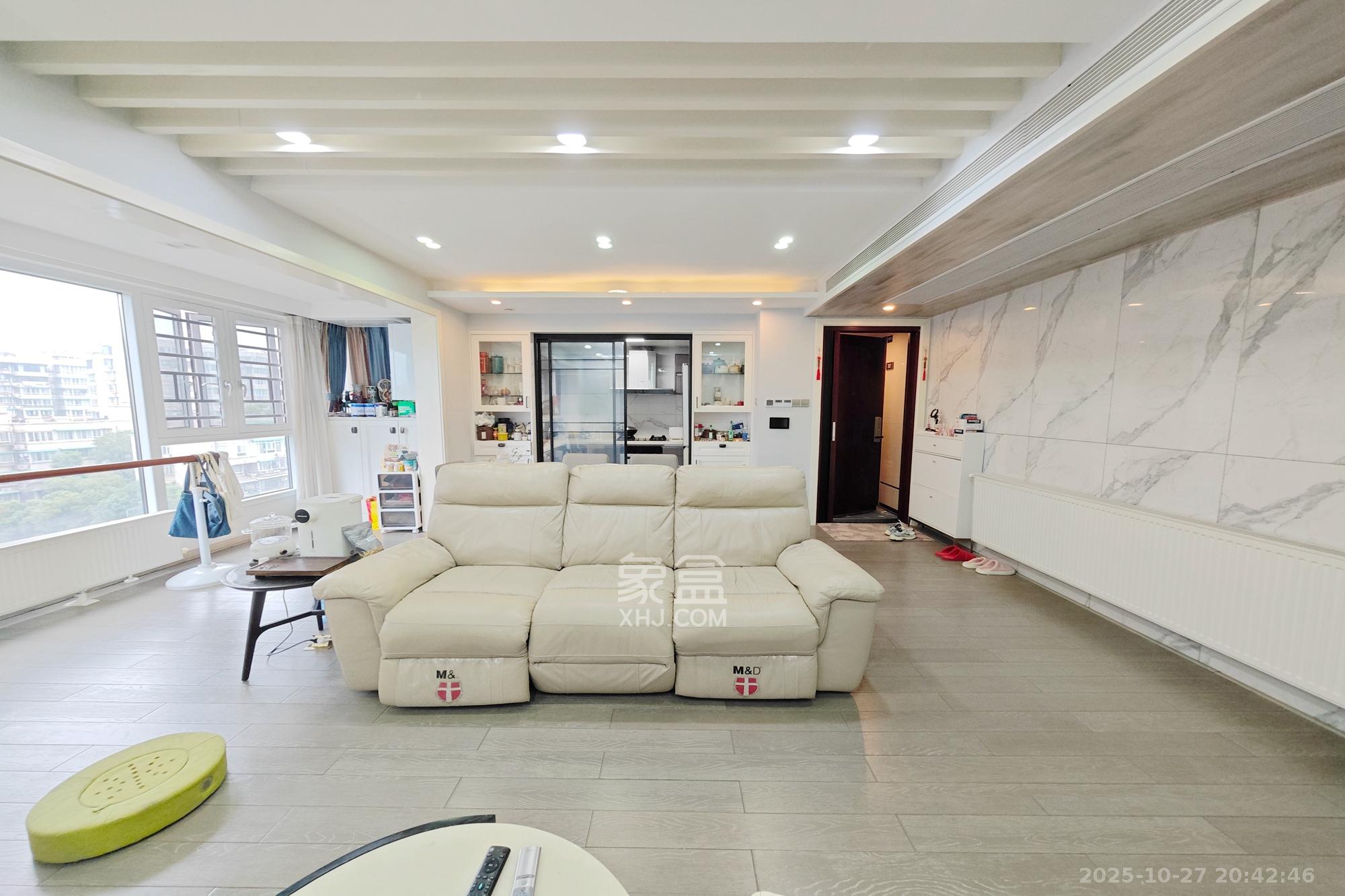 建发中央悦府 3室2厅2卫 180.0万 建发中央悦府 3室2厅2卫 180.0万客厅