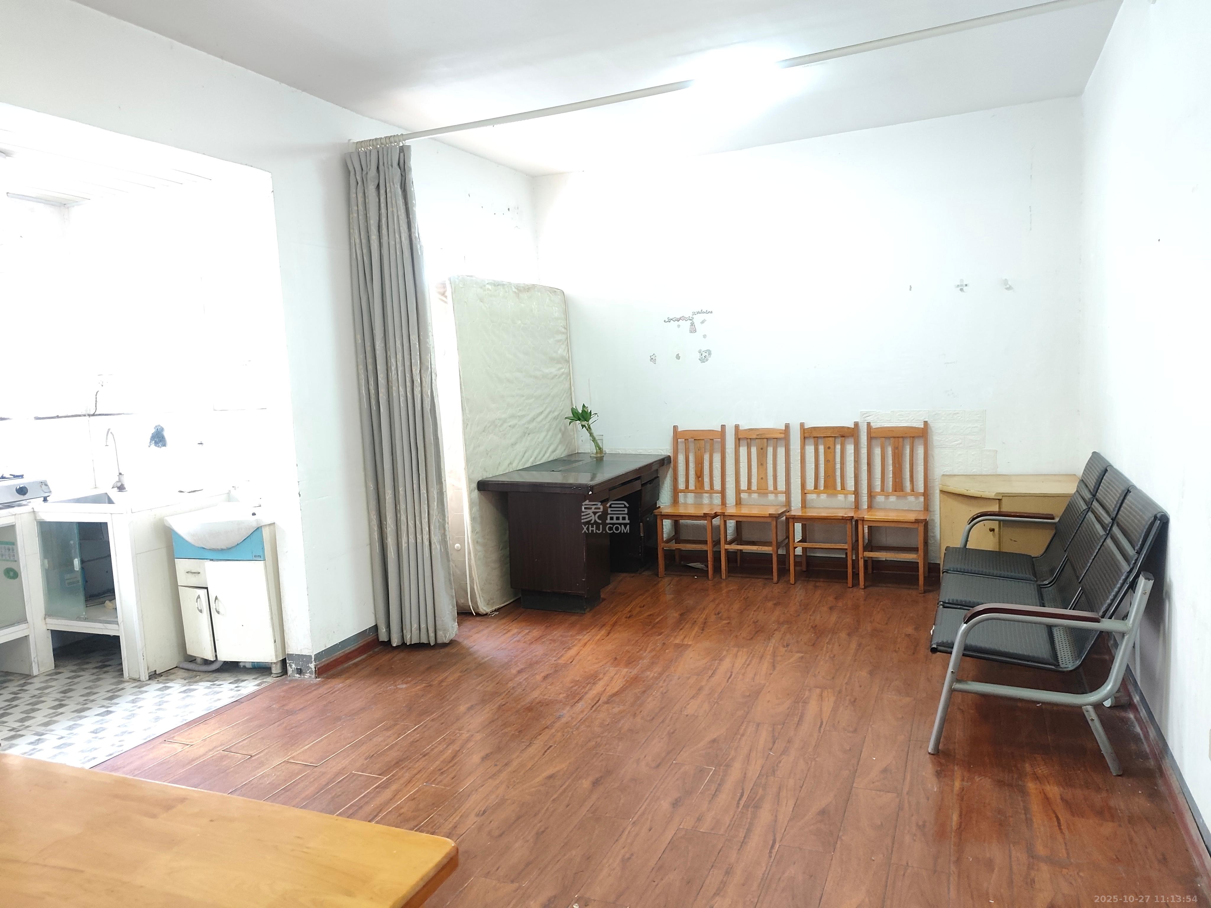 莲湖汽车饰品城(莲湖公寓)  1室1厅1卫    1500.0元/月 莲湖汽车饰品城(莲湖公寓)  1室1厅1卫    1500.0元/月室内图1