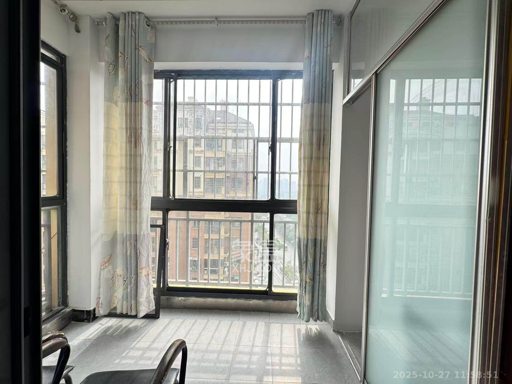 上海城小区  2室2厅1卫    2000.0元/月室内图