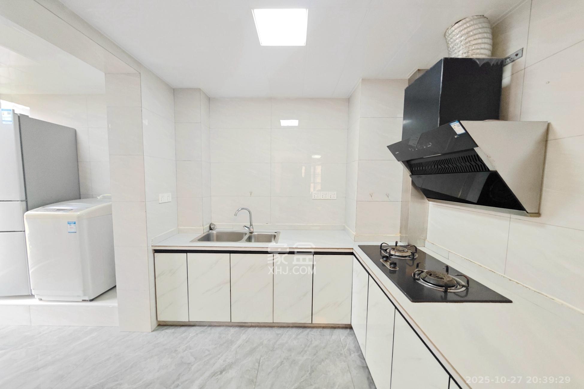 保利大都汇四期  3室2厅1卫    129.0万 保利大都汇四期  3室2厅1卫    129.0万厨房