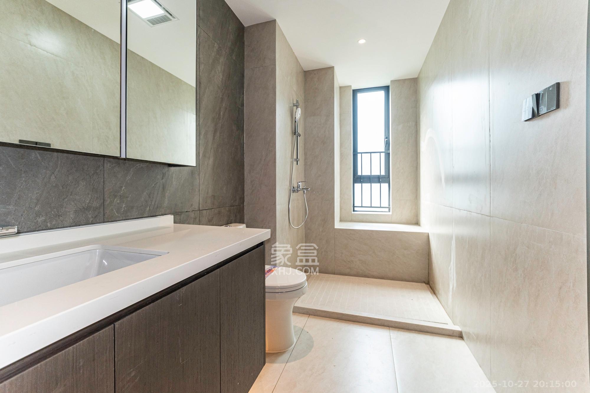 万科松湖天地  4室2厅3卫    465.0万 万科松湖天地  4室2厅3卫    465.0万卫生间