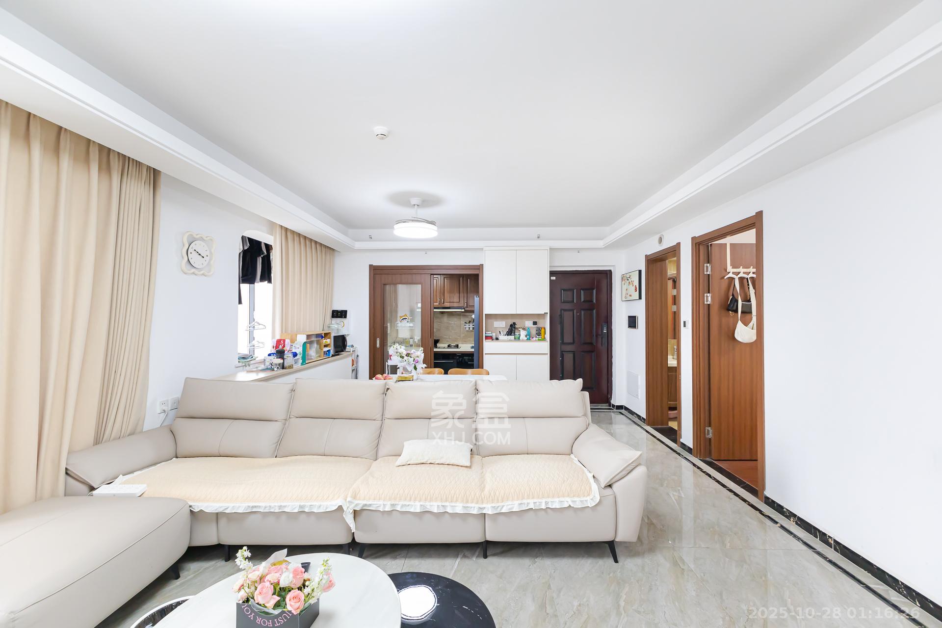 万润滨江天著  4室2厅2卫    128.0万 万润滨江天著  4室2厅2卫    128.0万客厅