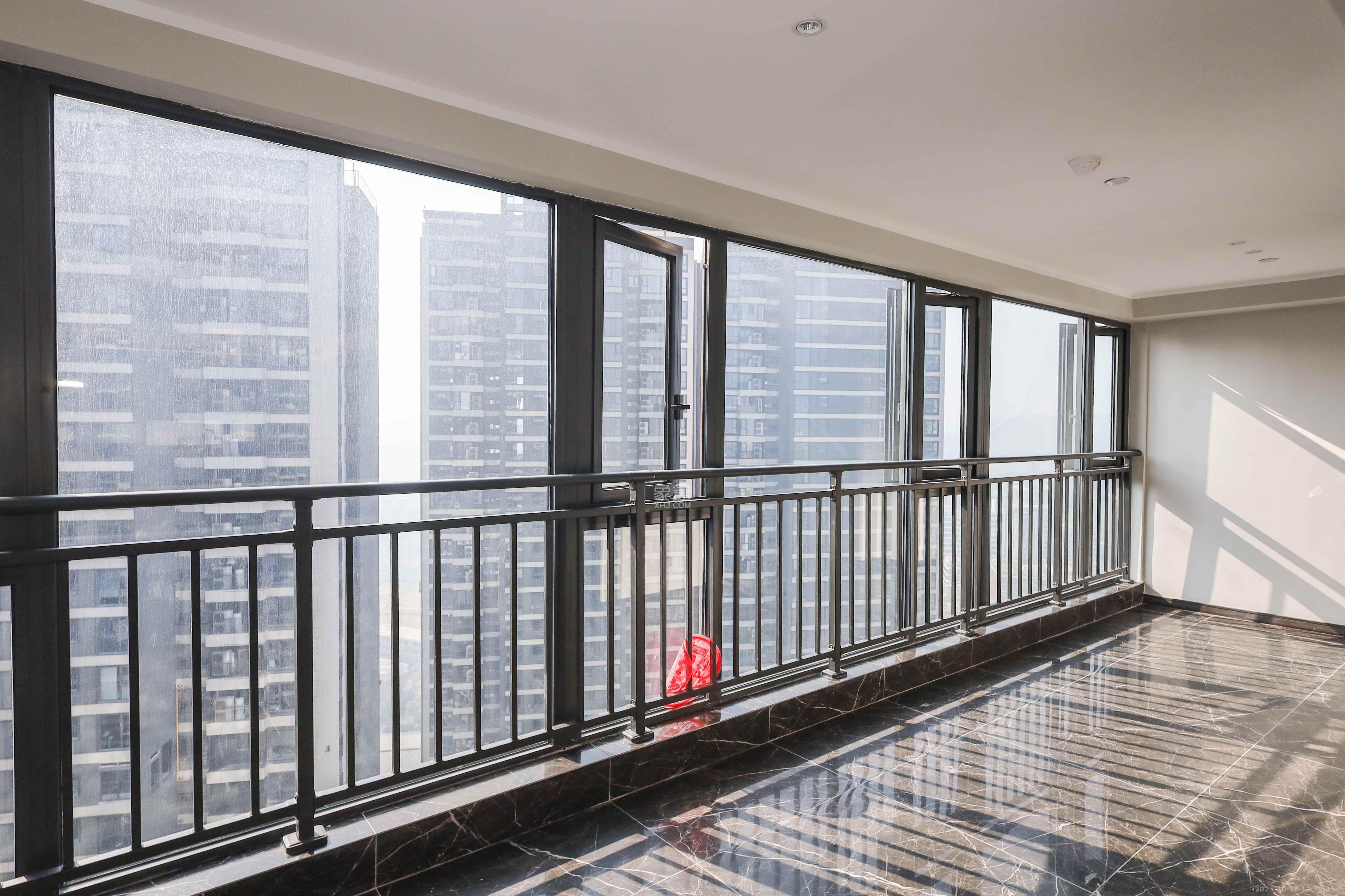 绿地麓云国际一期 5室2厅2卫 229.0万 绿地麓云国际一期 5室2厅2卫 229.0万阳台