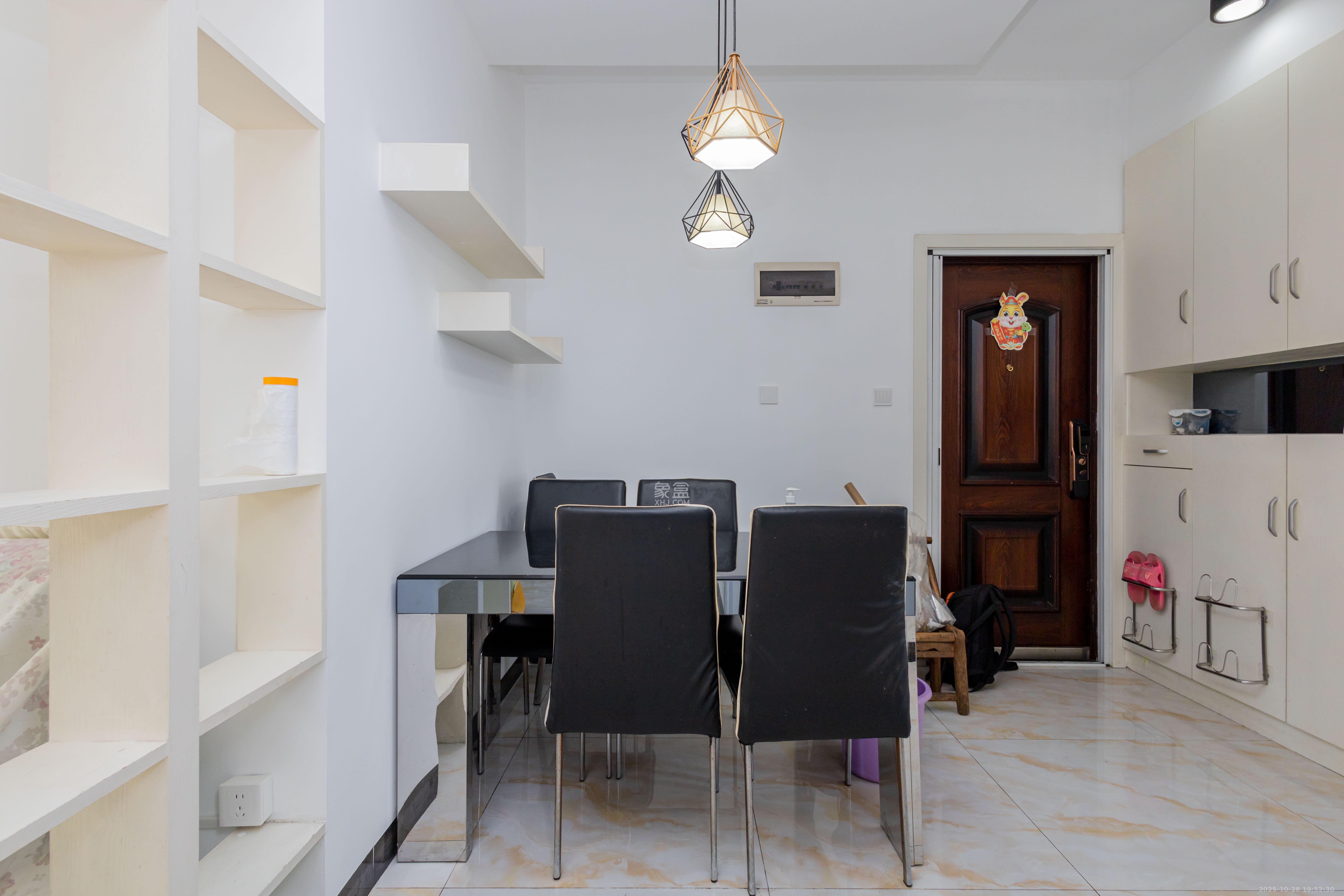 星城福邸(雄天朗郡)  3室2厅2卫    75.0万 星城福邸(雄天朗郡)  3室2厅2卫    75.0万客厅