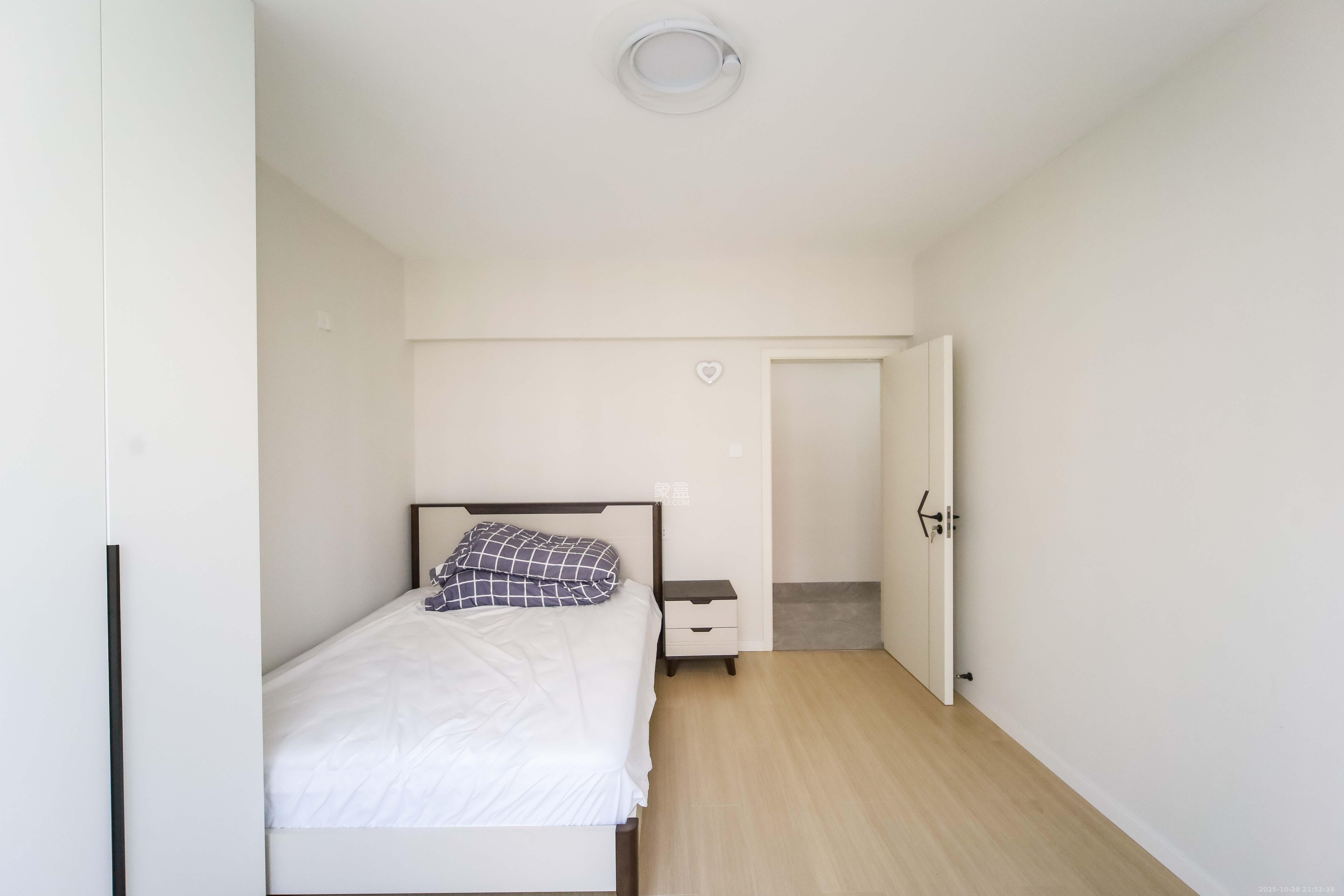 银港水晶城  4室2厅2卫    138.4万 银港水晶城  4室2厅2卫    138.4万卧室