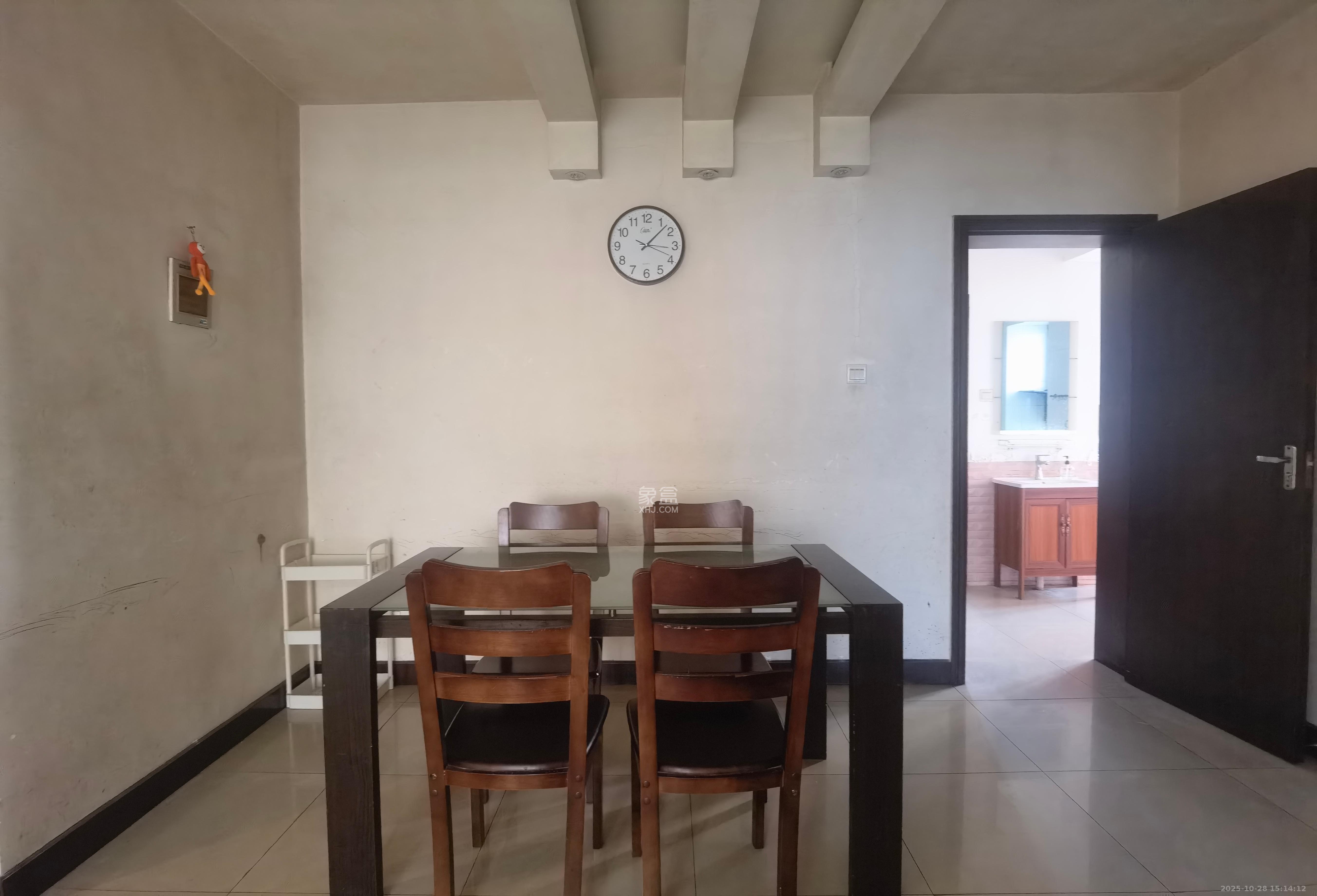 四方小区 2室2厅1卫 1800.0元/月 四方小区 2室2厅1卫 1800.0元/月室内图