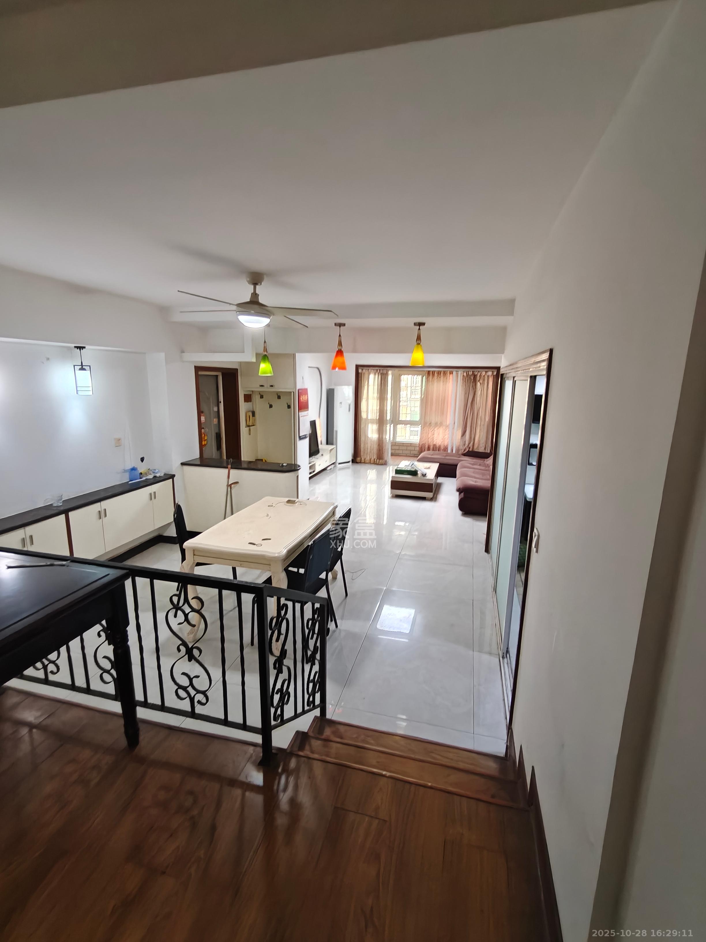 香巴圣地  3室2厅2卫    2500.0元/月室内图1