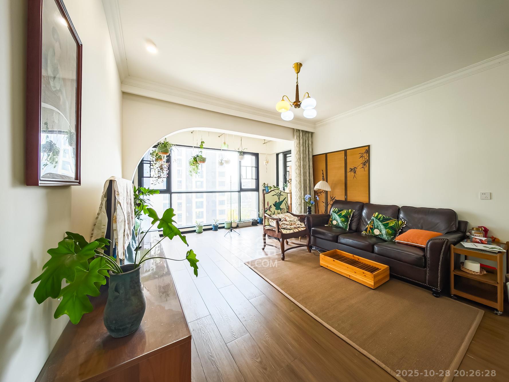 地铁中建君和城  4室2厅2卫    85.3万客厅