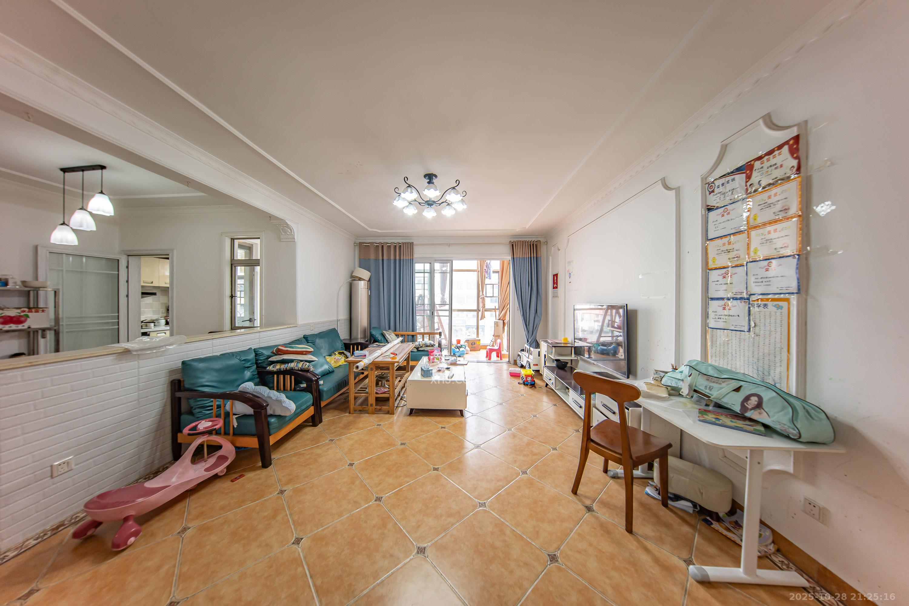 米兰春天  4室2厅2卫    103.0万客厅