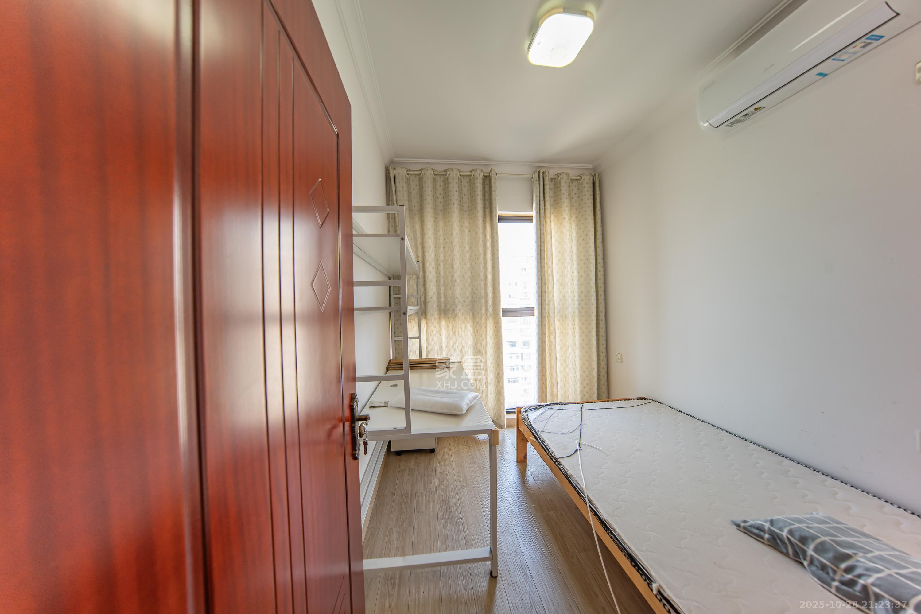 江山帝景哈佛  4室2厅2卫    135.0万卧室