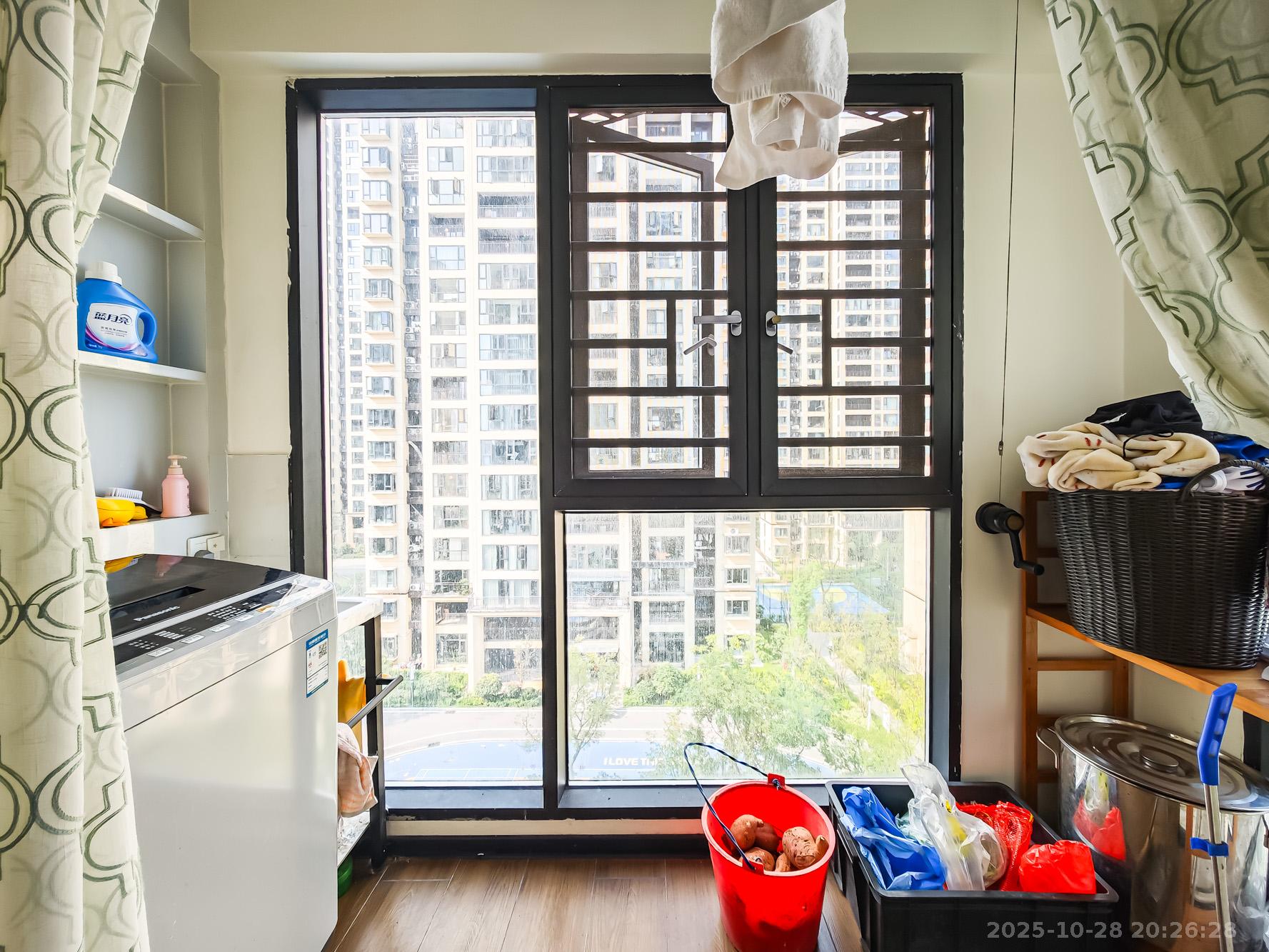 地铁中建君和城  4室2厅2卫    85.3万阳台