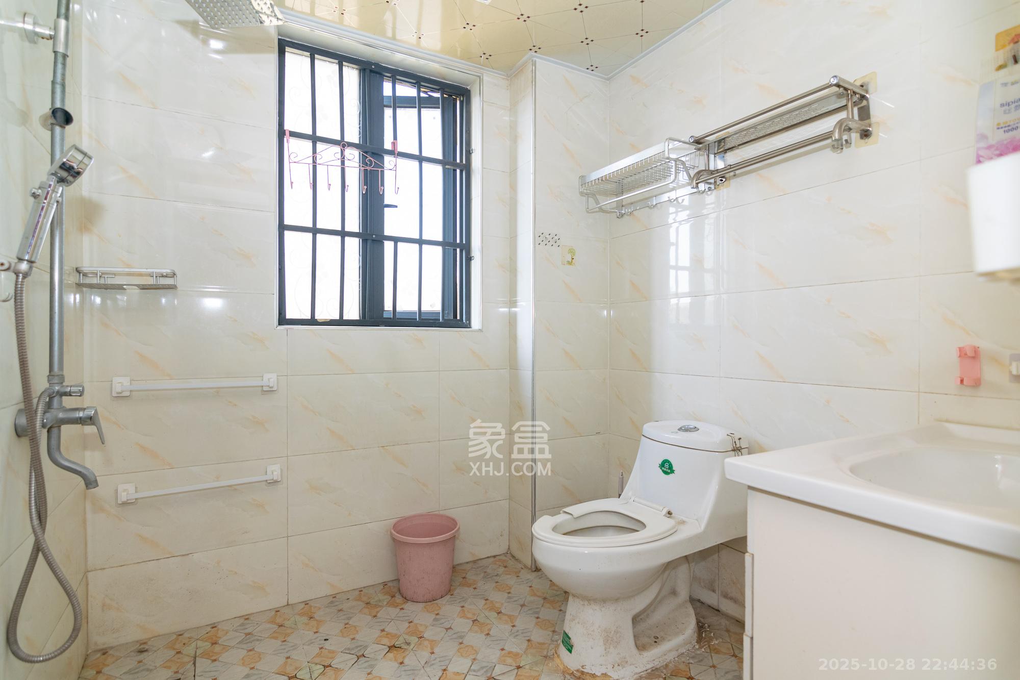 澳海澜庭 3室2厅2卫 79.8万 澳海澜庭 3室2厅2卫 79.8万卫生间