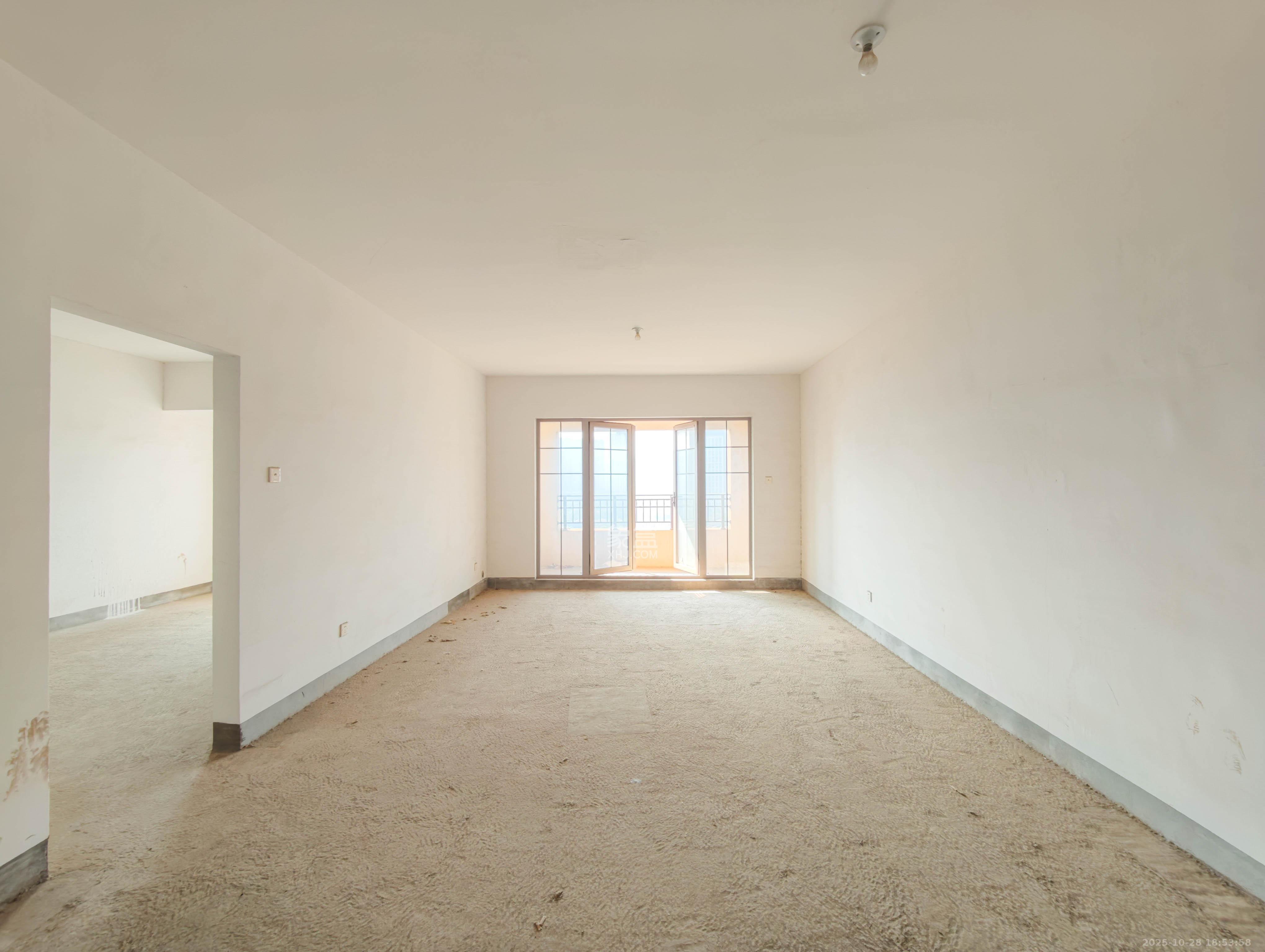 托斯卡纳洋房高层  5室2厅2卫    208.0万 托斯卡纳洋房高层  5室2厅2卫    208.0万客厅