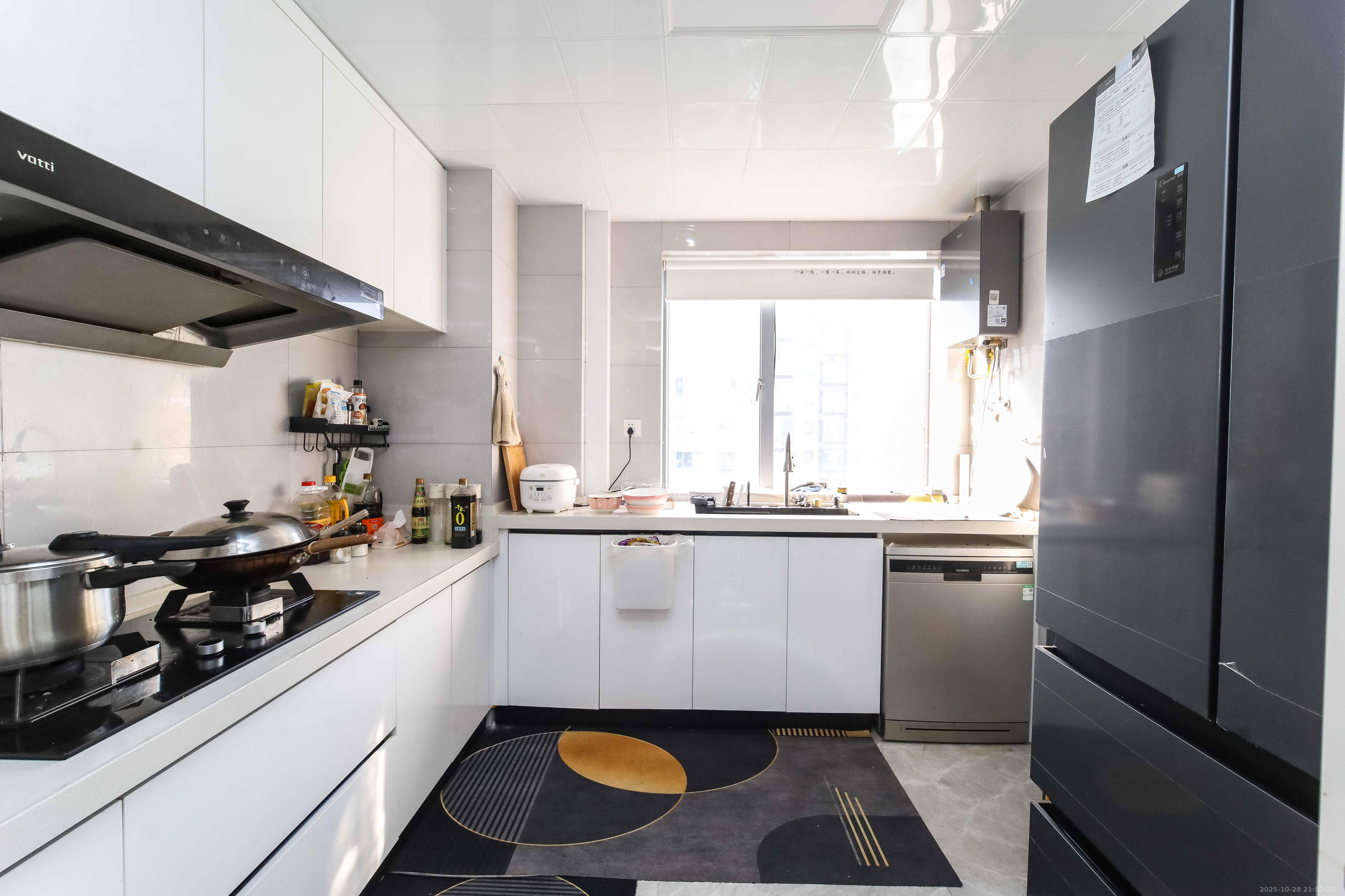 银港水晶城  4室2厅2卫    138.4万 银港水晶城  4室2厅2卫    138.4万厨房