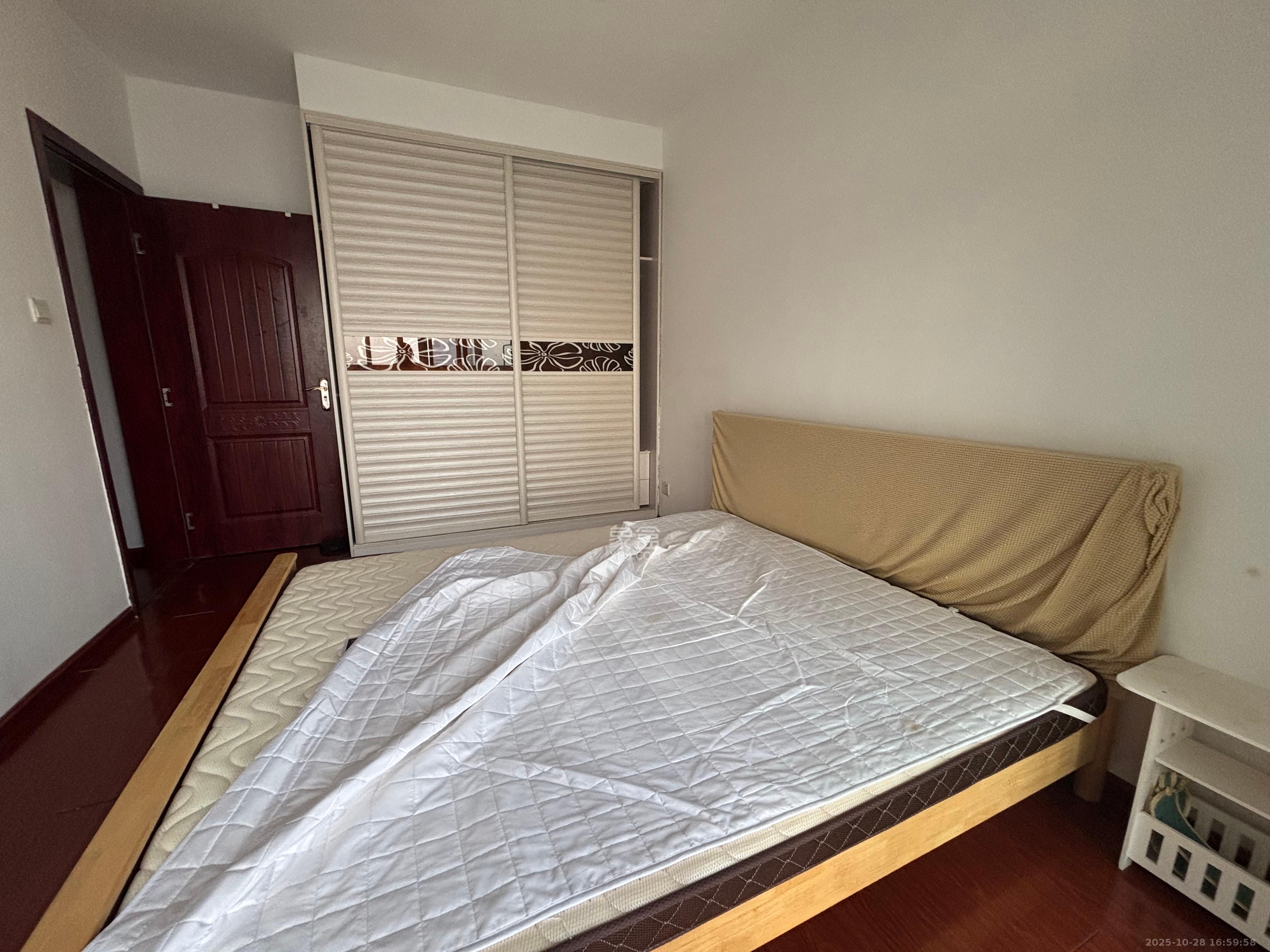 颐兴家园  3室2厅1卫    2400.0元/月室内图