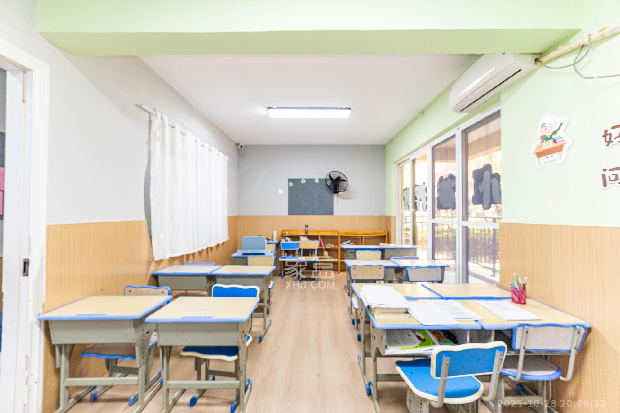 保利香槟国际 3室2厅2卫 80.0万 保利香槟国际 3室2厅2卫 80.0万客厅