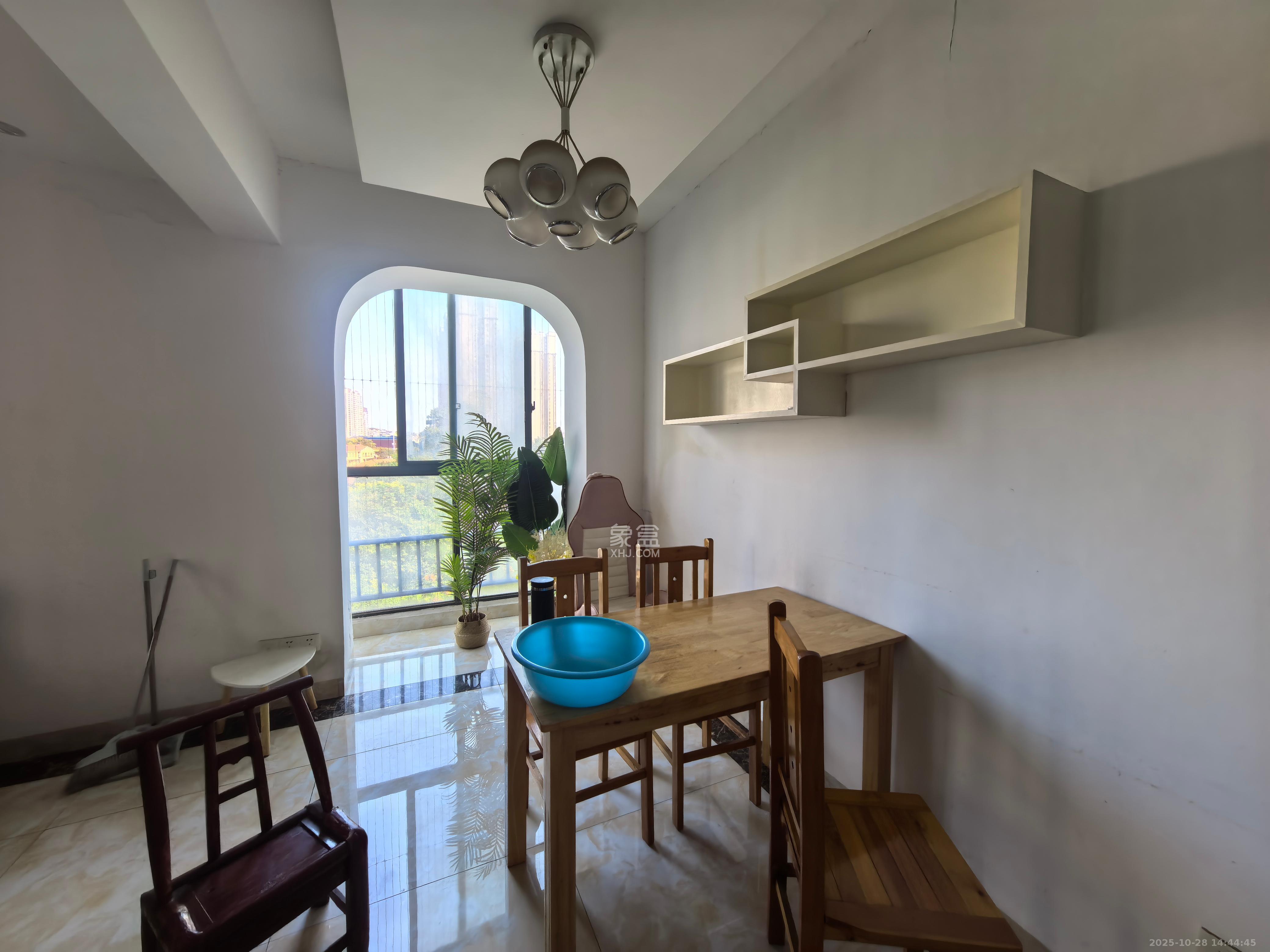 郡原居里  3室2厅1卫    1600.0元/月 郡原居里  3室2厅1卫    1600.0元/月室内图