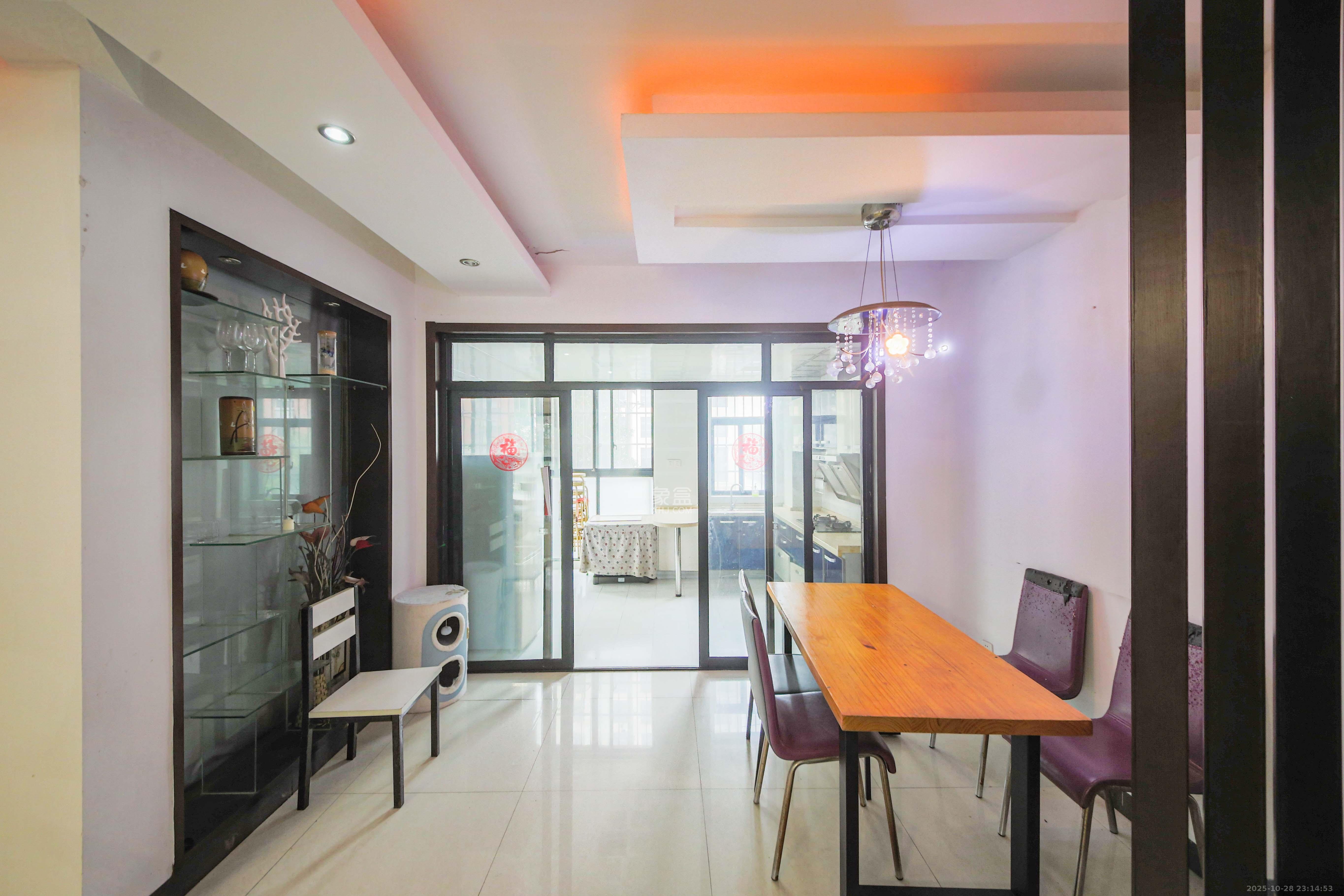 鑫远湘府华城  3室2厅2卫    135.0万 鑫远湘府华城  3室2厅2卫    135.0万客厅