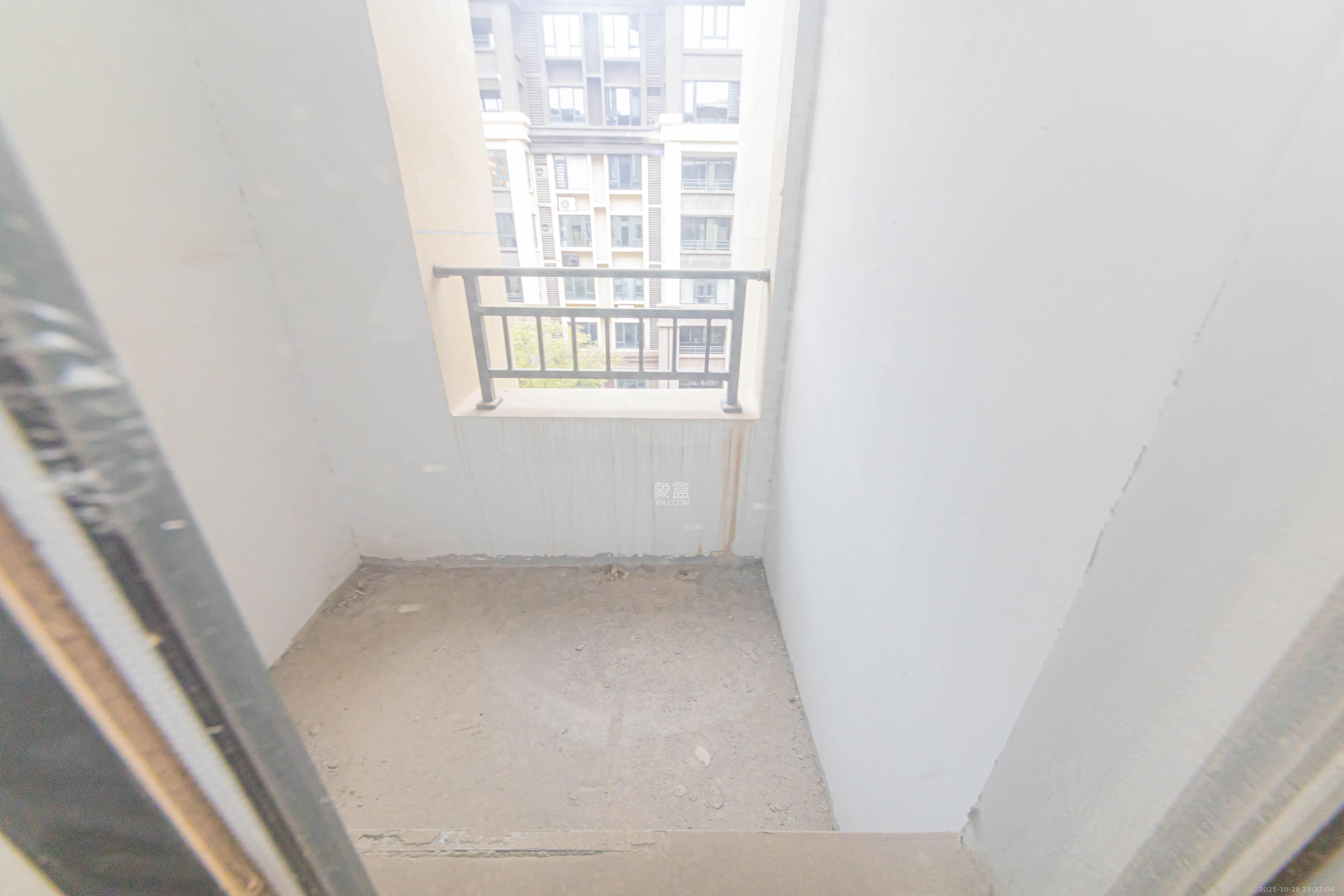 和泓融成府  3室2厅1卫    132.0万 和泓融成府  3室2厅1卫    132.0万阳台