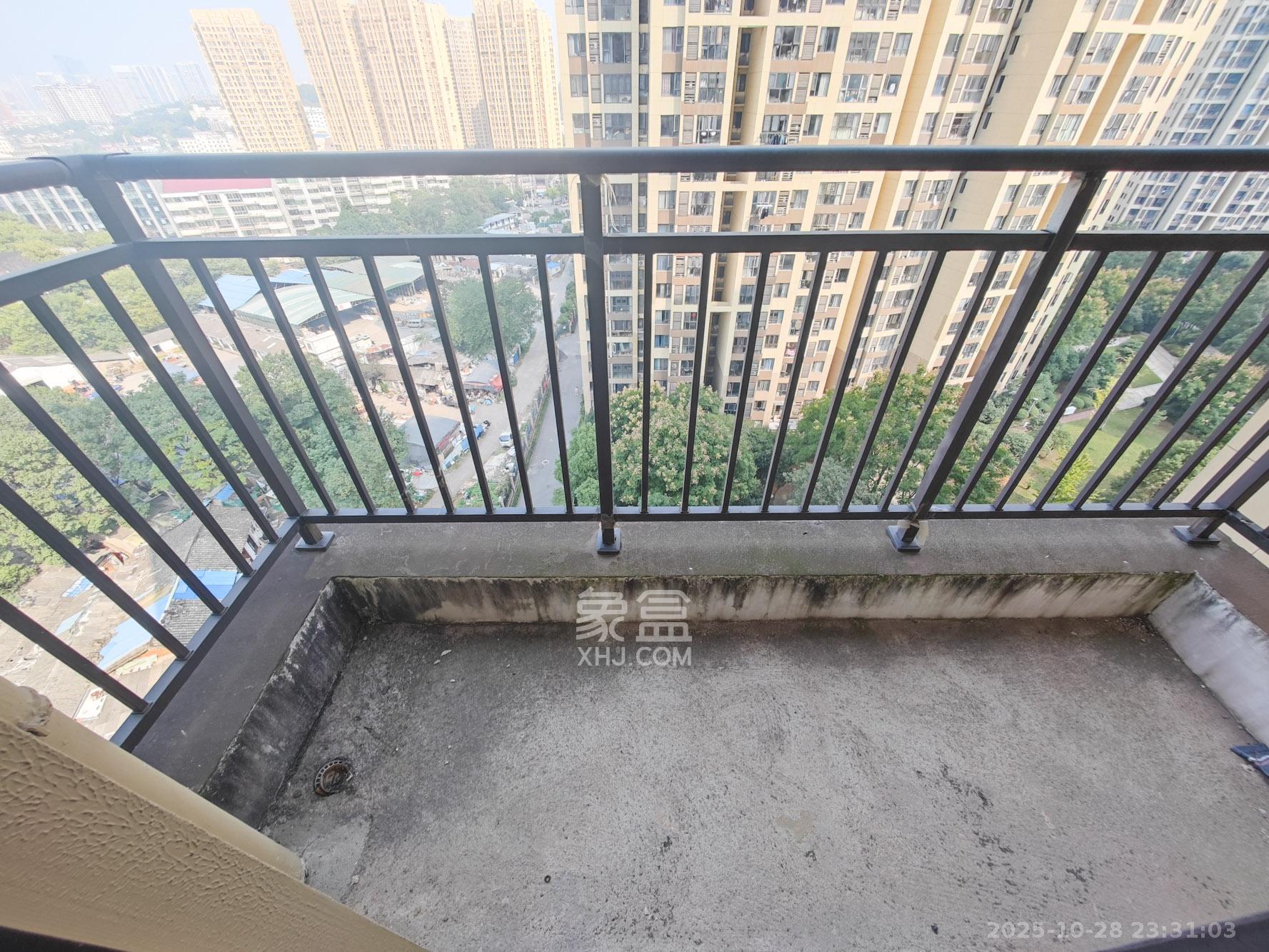 卓越蔚蓝城邦 3室2厅2卫 86.0万 卓越蔚蓝城邦 3室2厅2卫 86.0万阳台