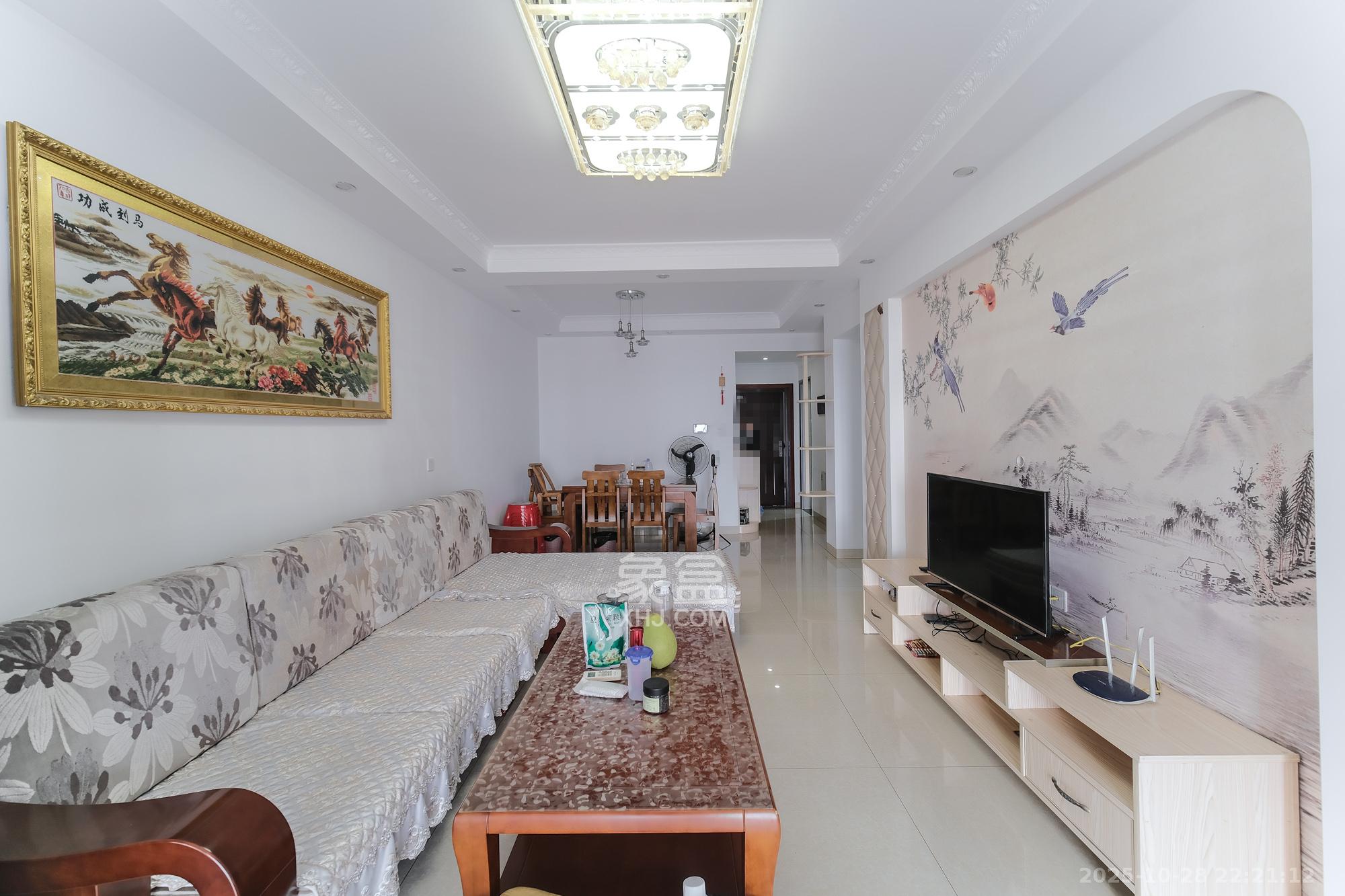 保利香槟国际  3室2厅1卫    72.0万客厅