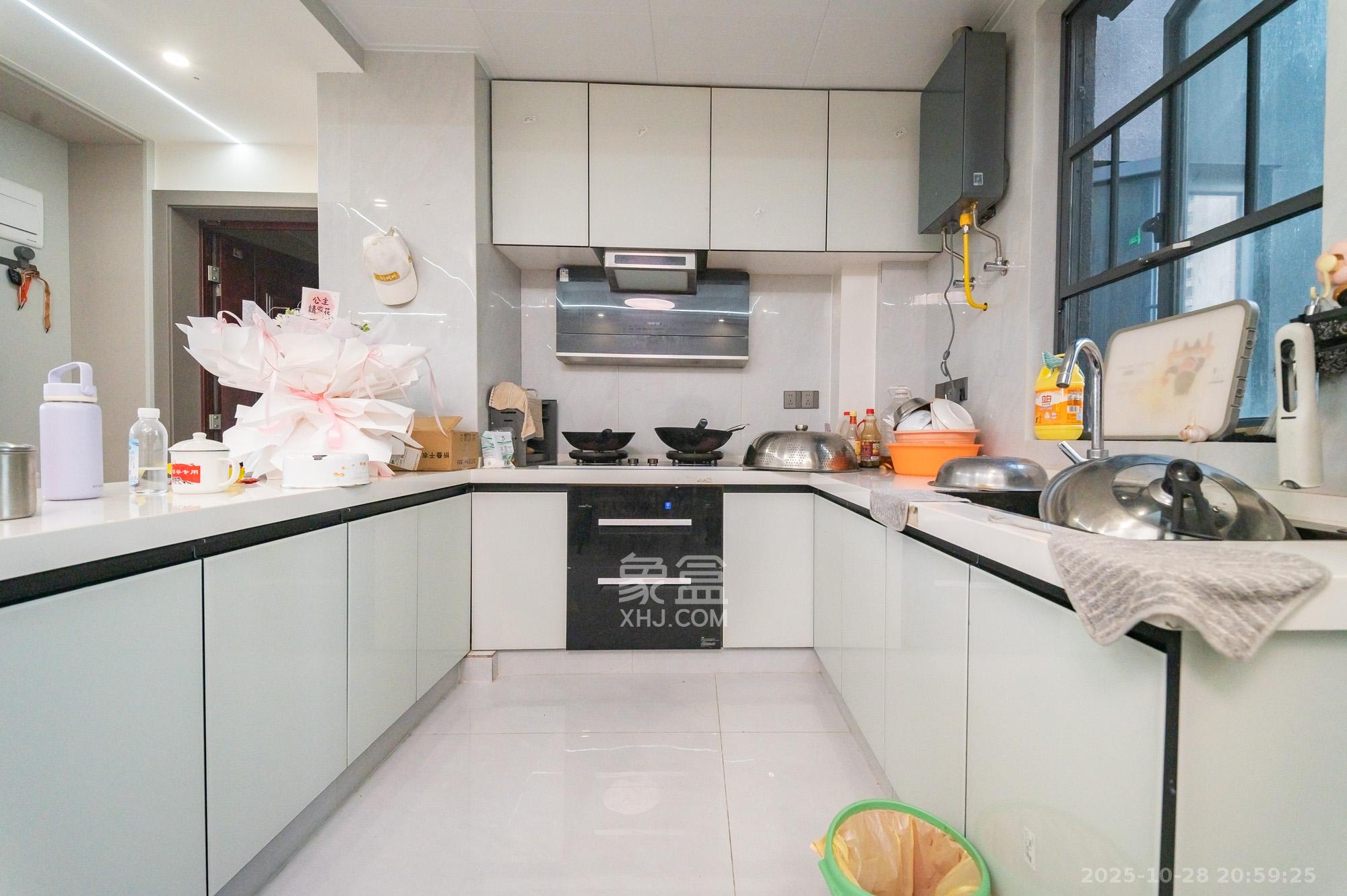 中建悦和城  4室2厅2卫    129.8万 中建悦和城  4室2厅2卫    129.8万厨房