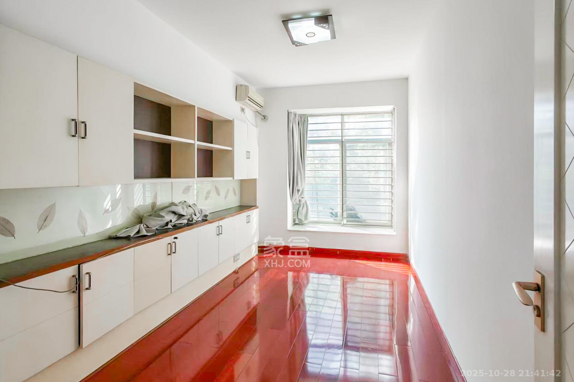 金色山庄  4室2厅2卫    142.0万 金色山庄  4室2厅2卫    142.0万卧室