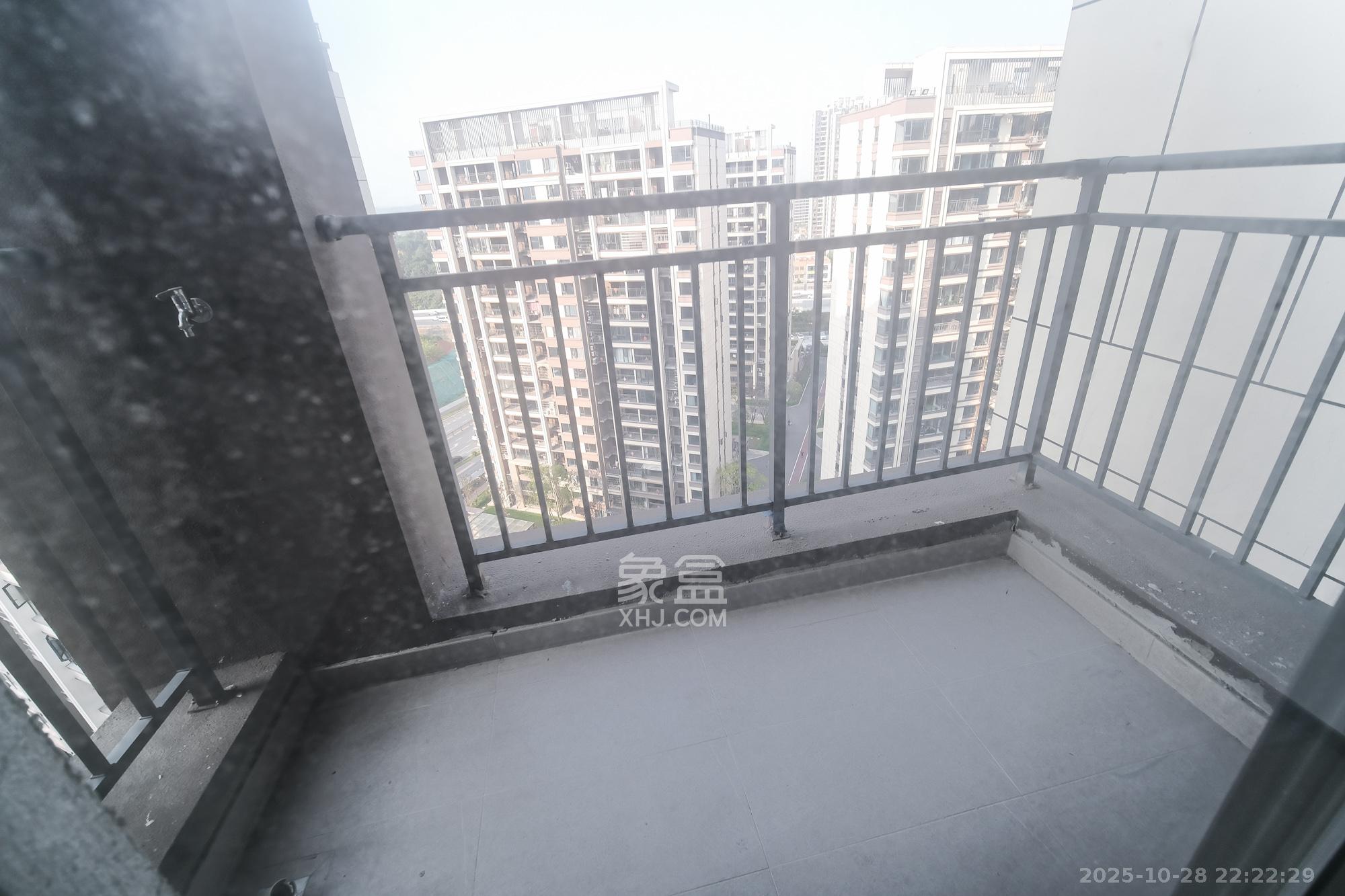 荣盛城 4室2厅2卫 127.4万 荣盛城 4室2厅2卫 127.4万阳台