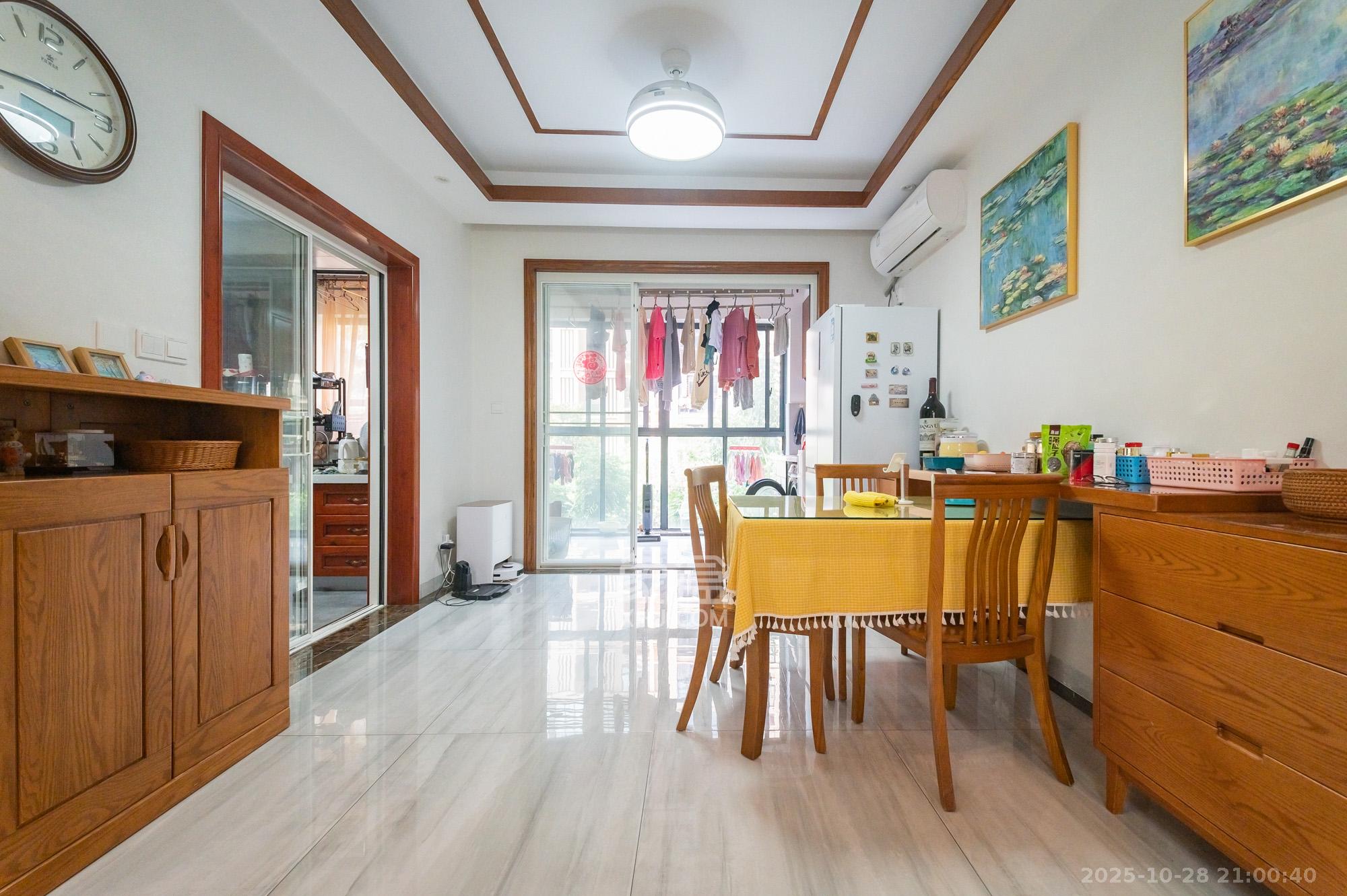 深业睿城  5室2厅3卫    222.0万客厅