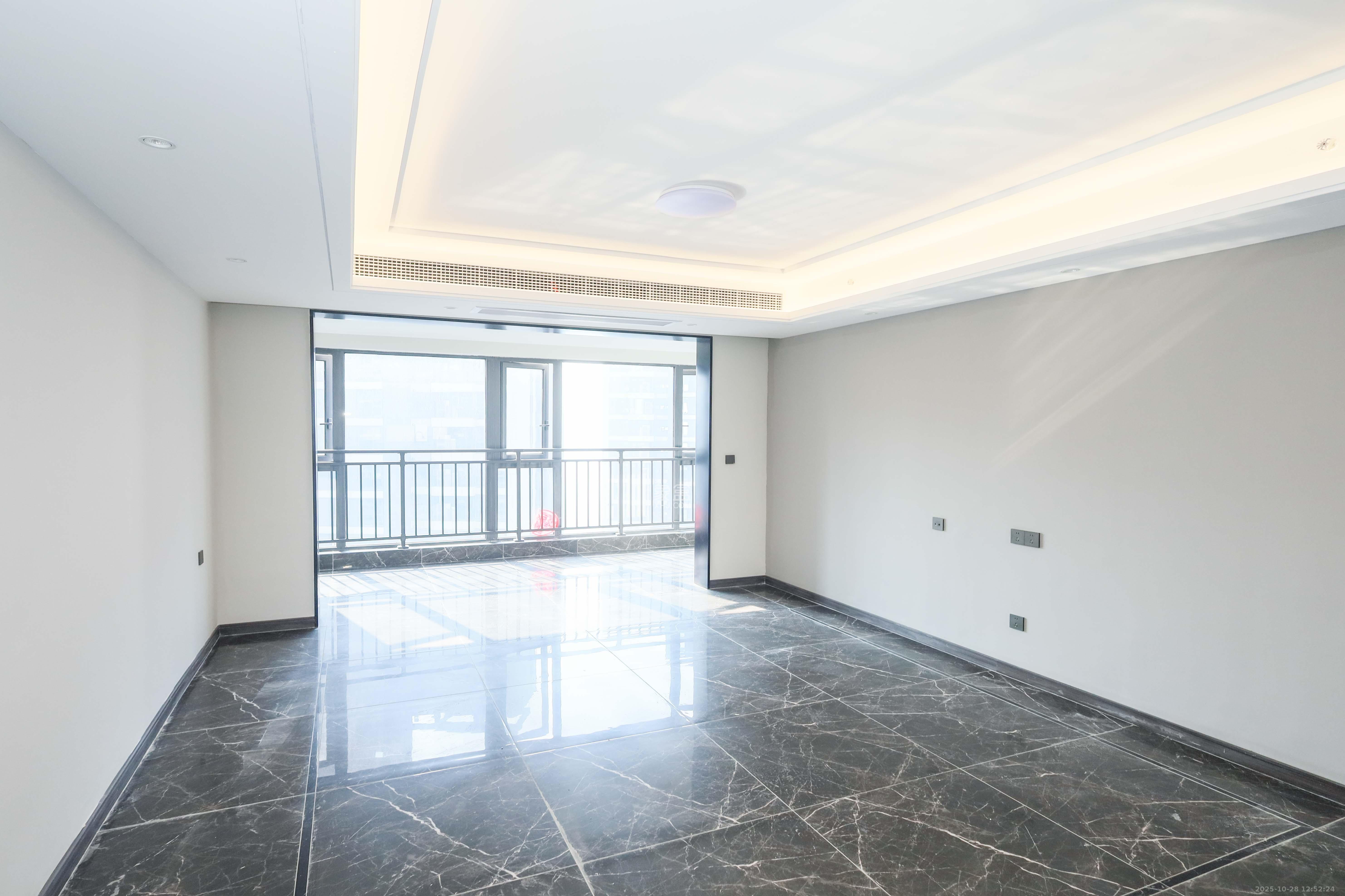 绿地麓云国际一期 5室2厅2卫 229.0万 绿地麓云国际一期 5室2厅2卫 229.0万客厅