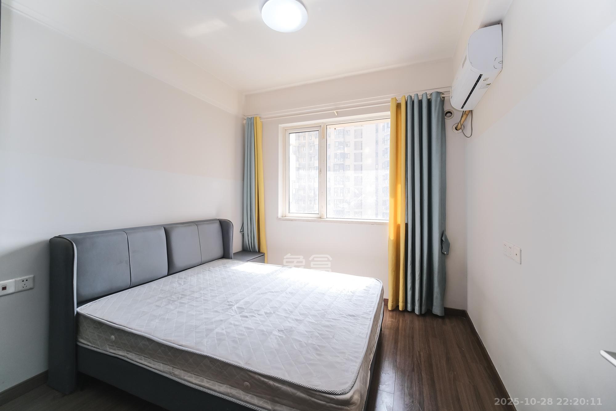 保利香槟国际  4室2厅2卫    99.6万卧室