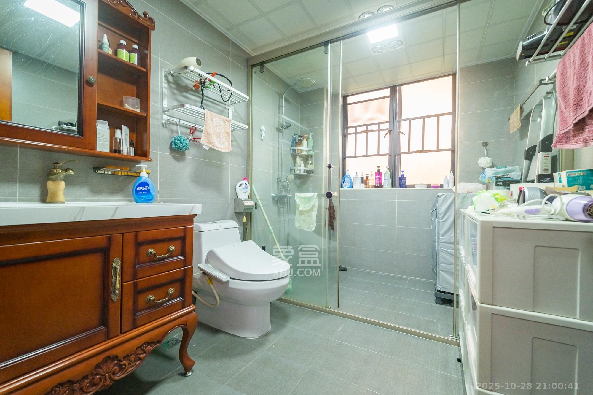 深业睿城  5室2厅3卫    222.0万卫生间