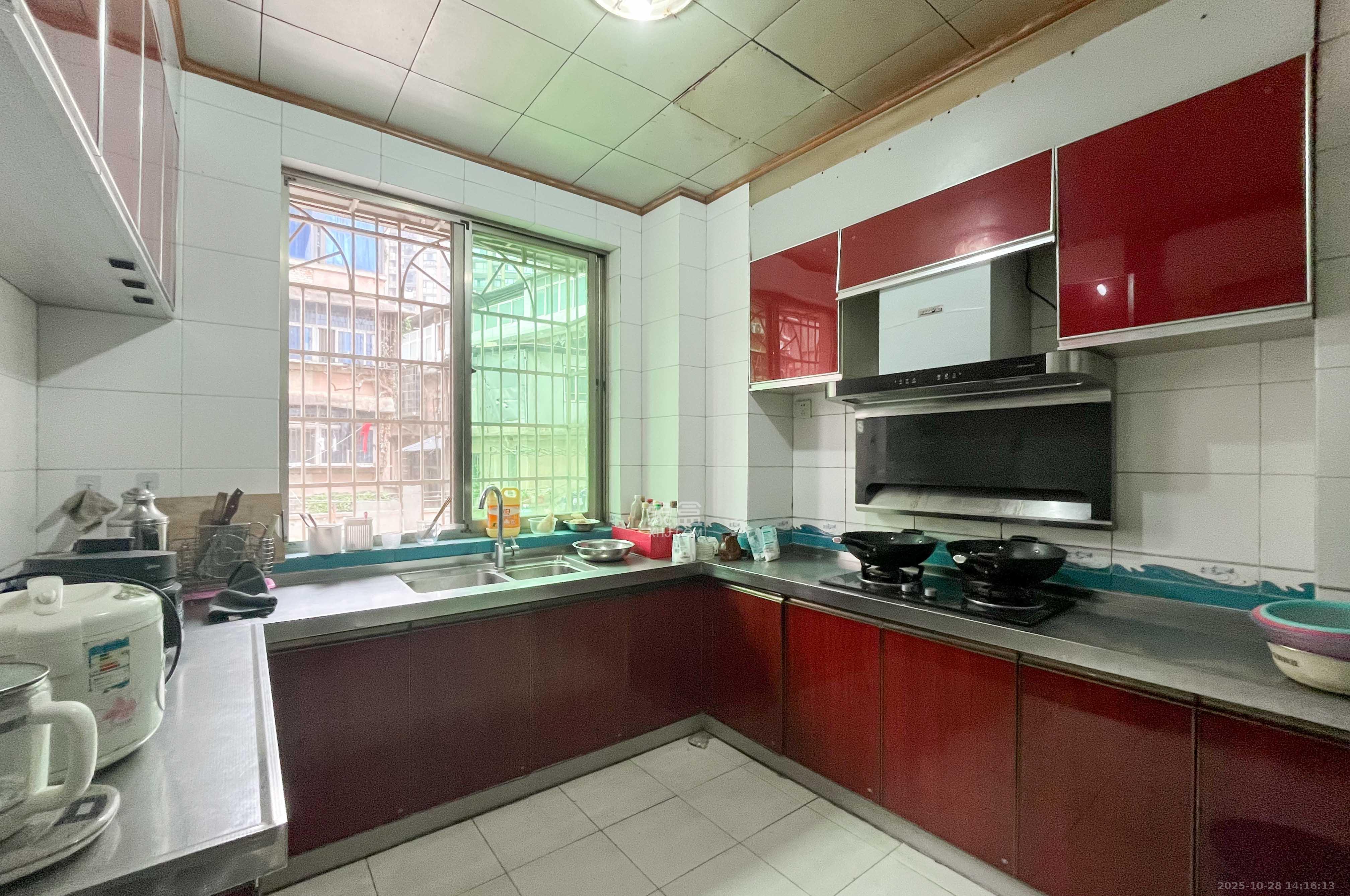 西韵公寓(西苑公寓) 3室2厅2卫 120.0万 西韵公寓(西苑公寓) 3室2厅2卫 120.0万厨房